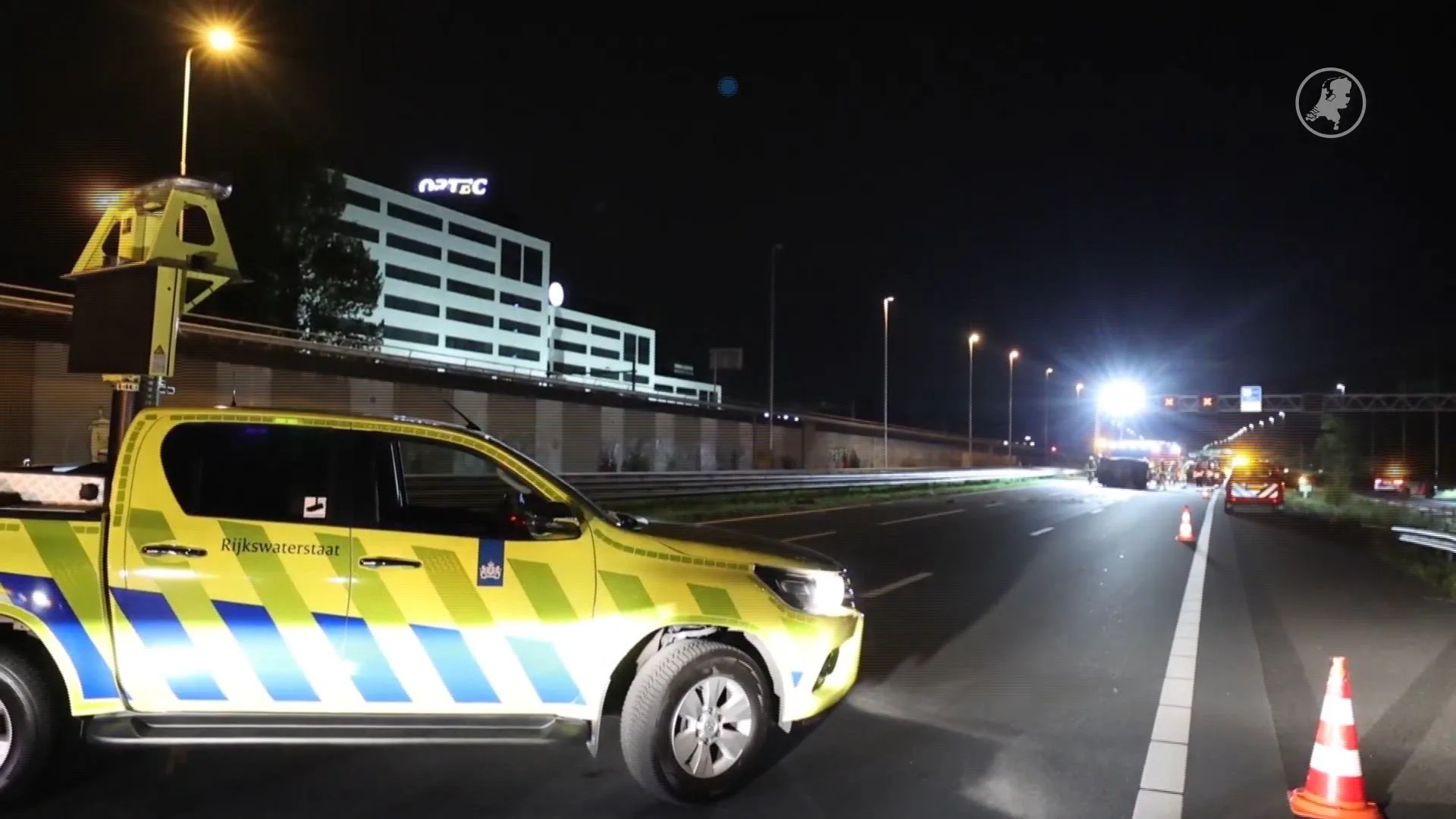 Ongeluk op A12, busje op de kant na botsing met auto