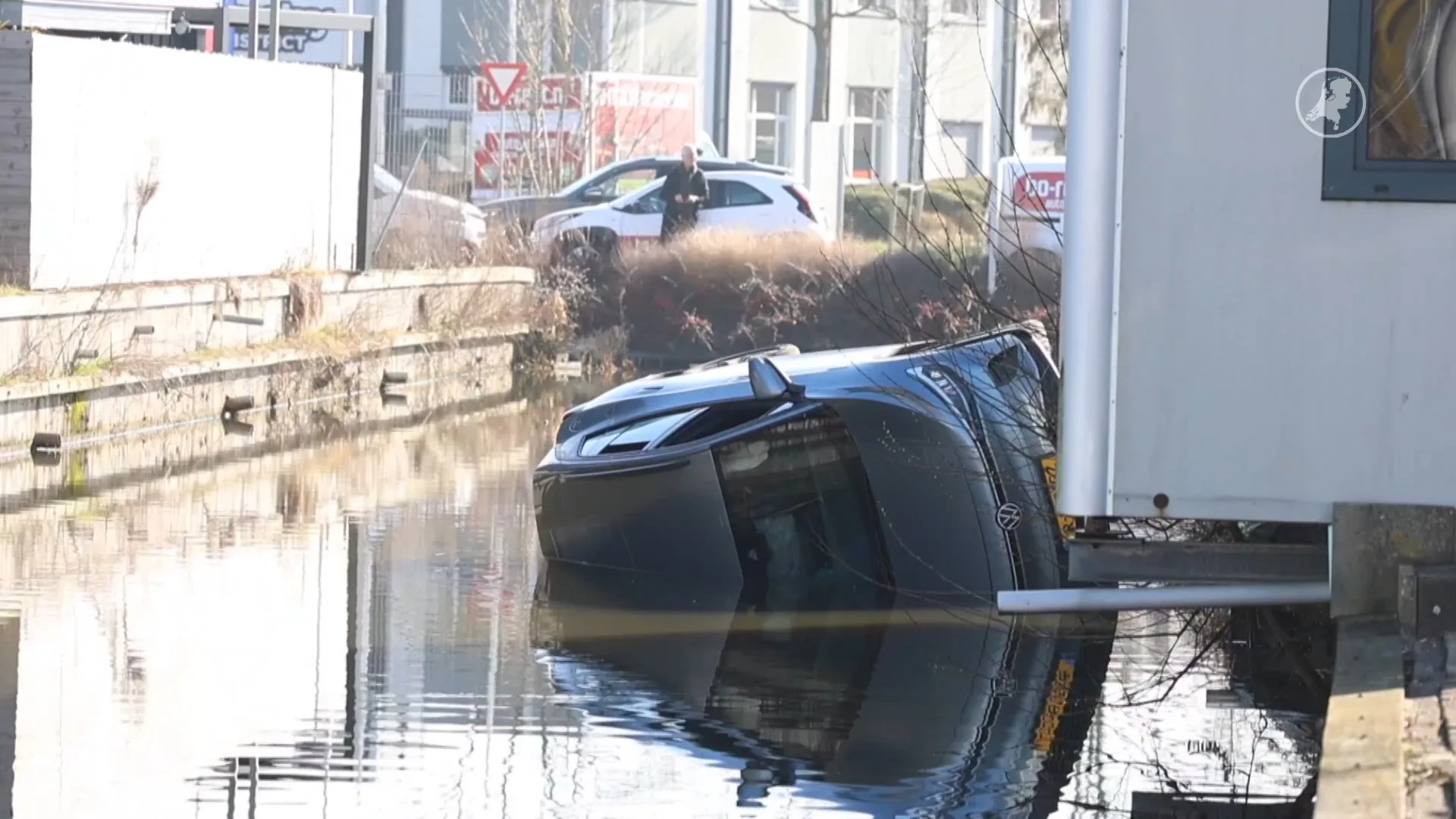 Auto met vrouw en kind rijdt vanuit wasstraat de sloot in