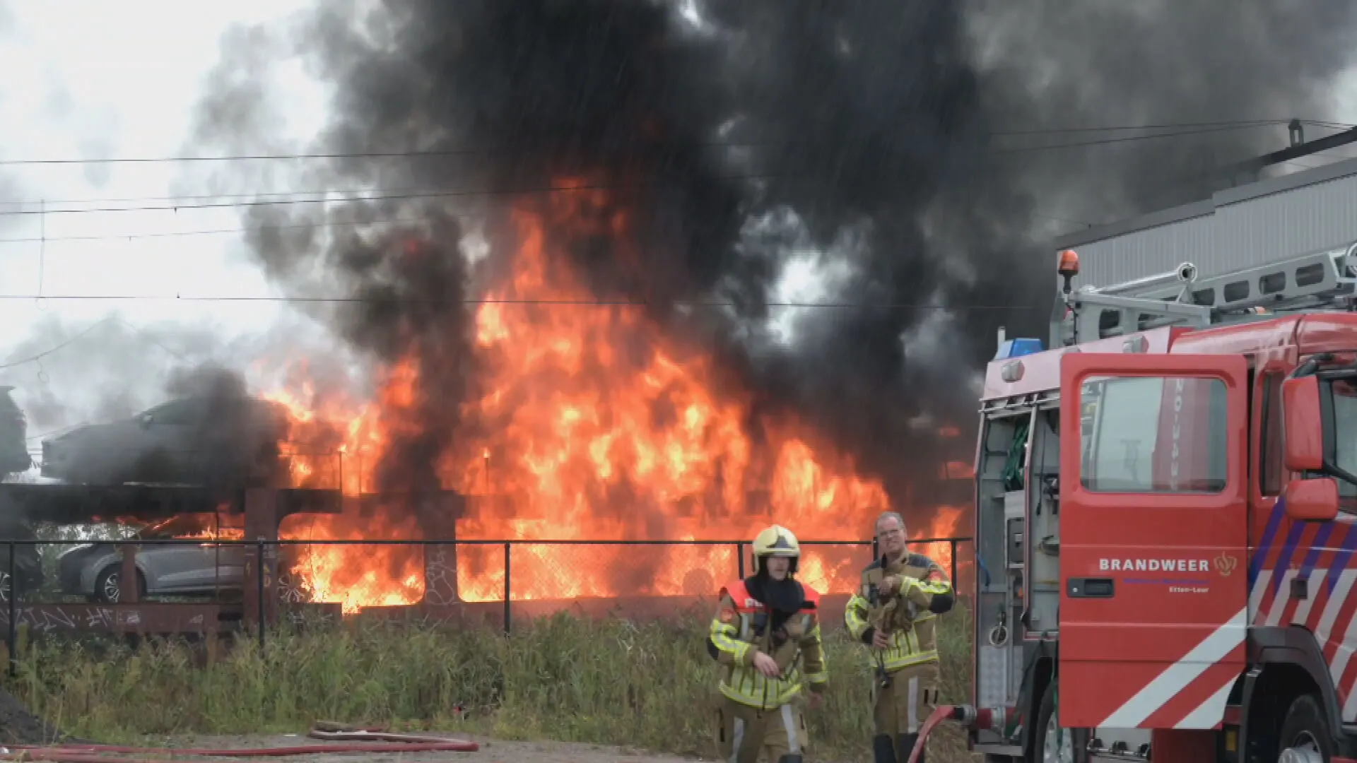 Enorme rookpluimen door brandende goederentrein met auto's bij Etten-Leur