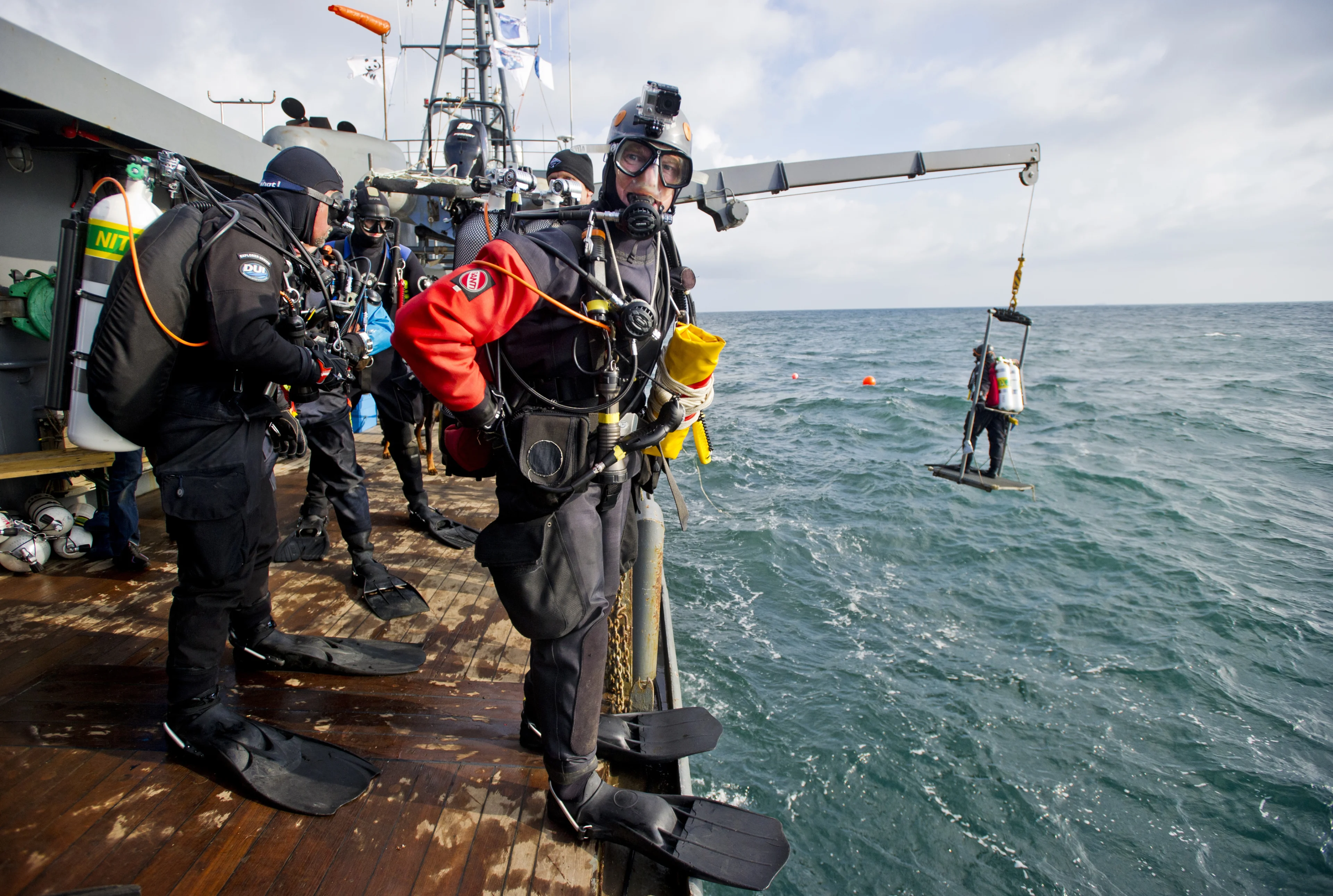 Duikers gaan troep van containers MSC Zoe opruimen in Noordzee