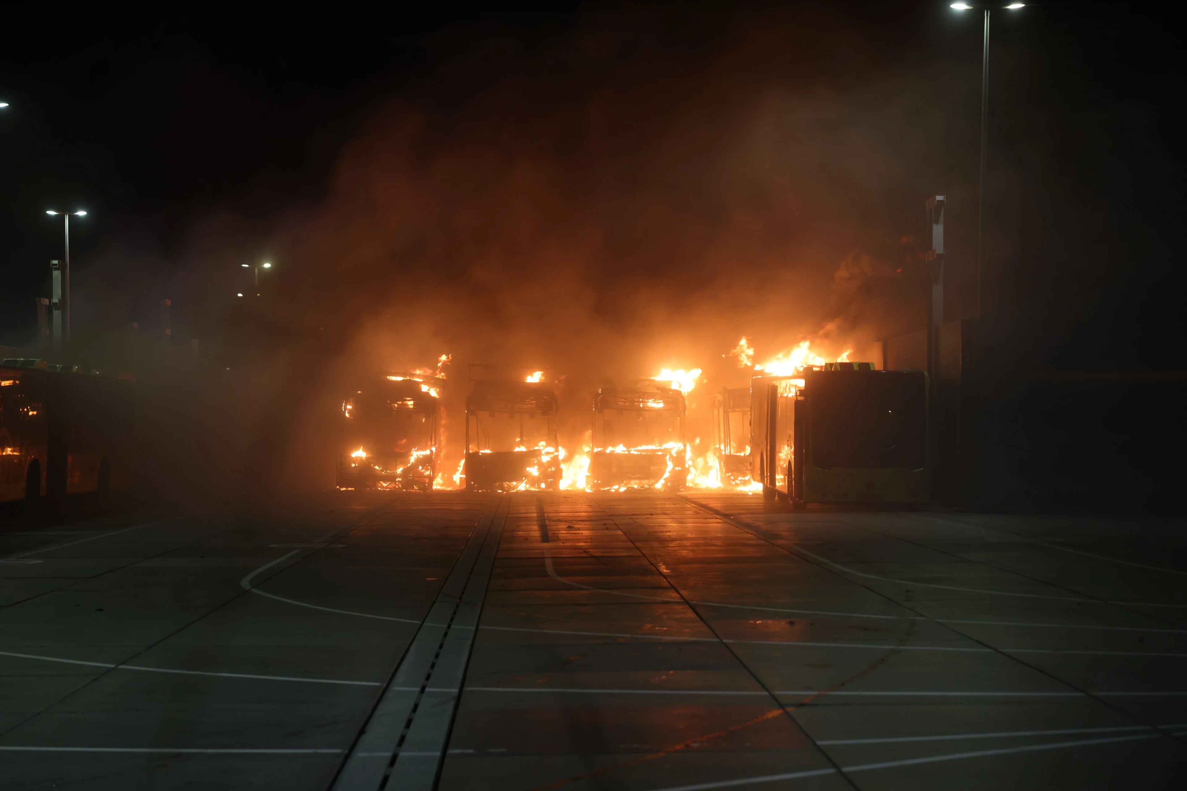 Flinke schade en uitval buslijnen na felle brand in busstalling Utrecht