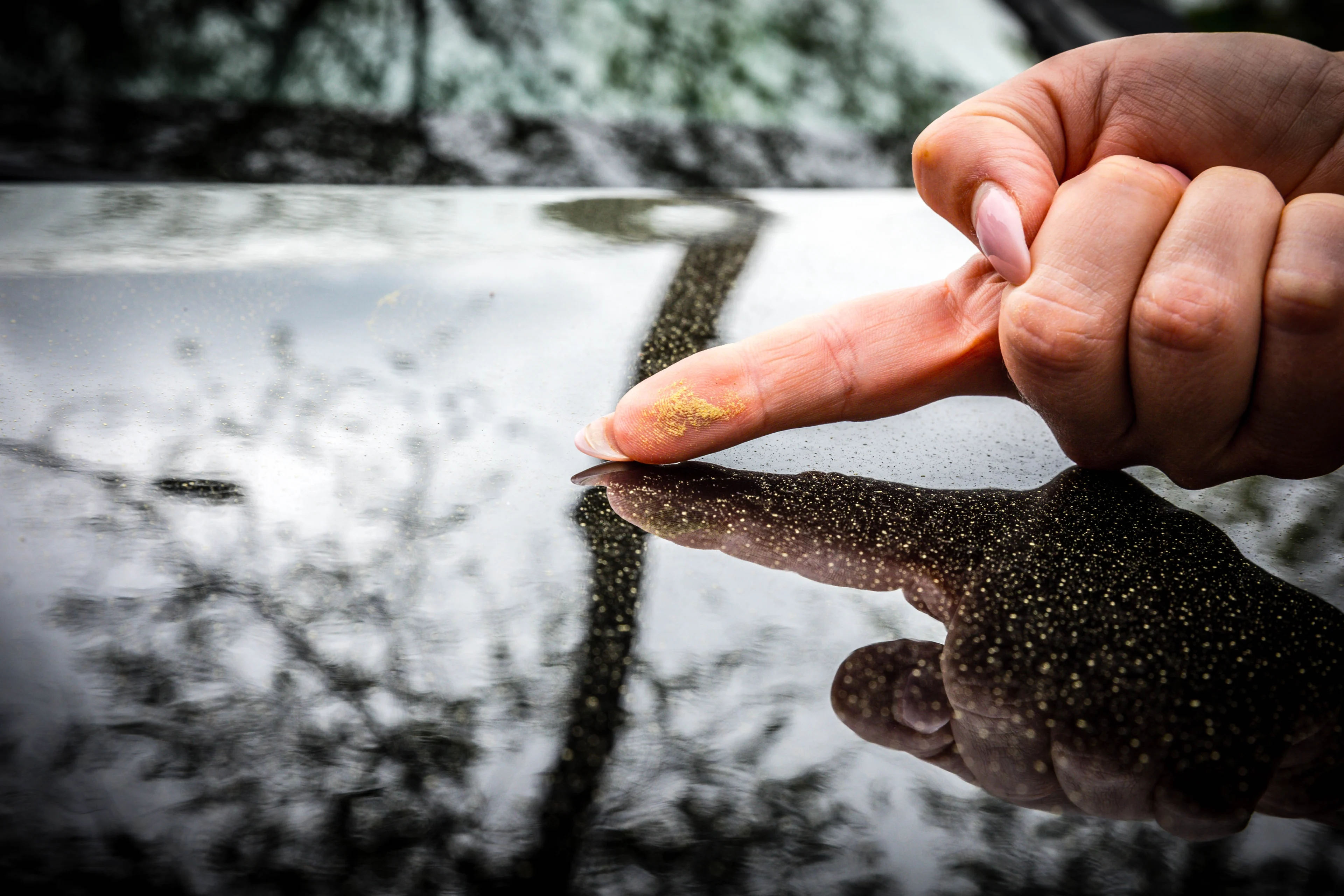 Golf Saharazand en warme lucht leggen bruin dekentje over Nederland