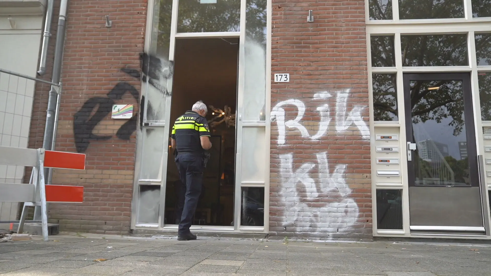 Politie onderzoekt bekladdingen COC-gebouw Rotterdam