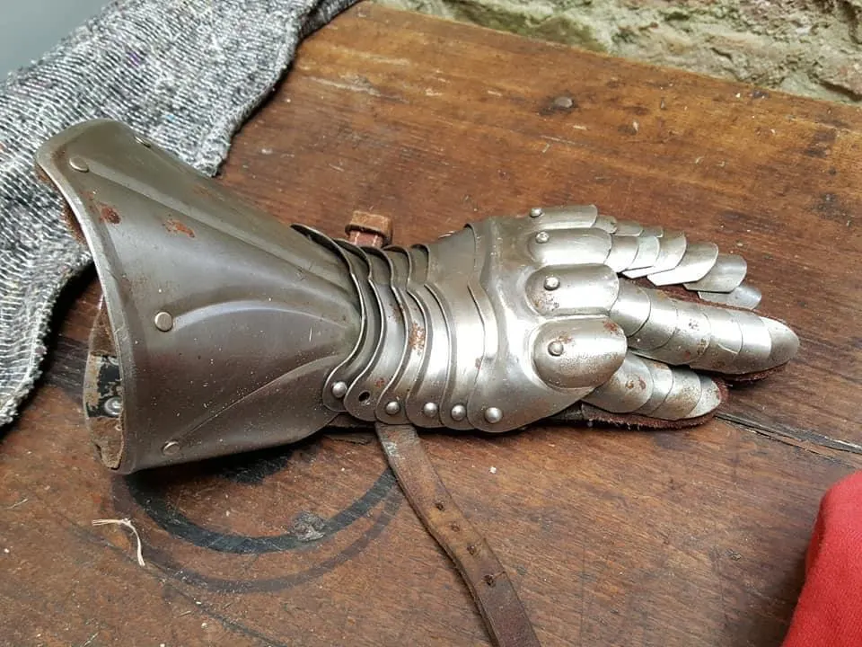 Onverlaten jatten deel van een harnas bij inbraak in monumentale Ruïne in Santpoort