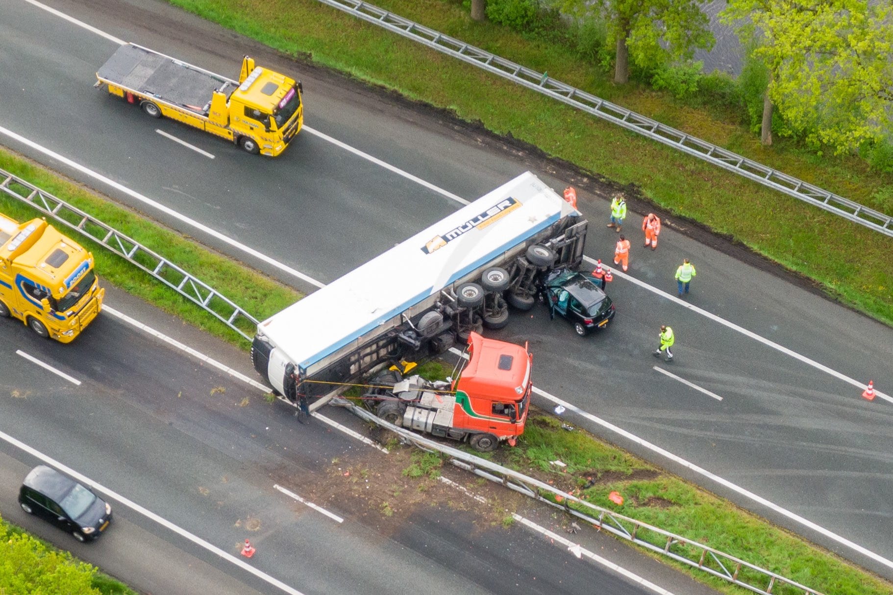 A7 bij Drachten in beide richtingen dicht door ongeval met vrachtwagen