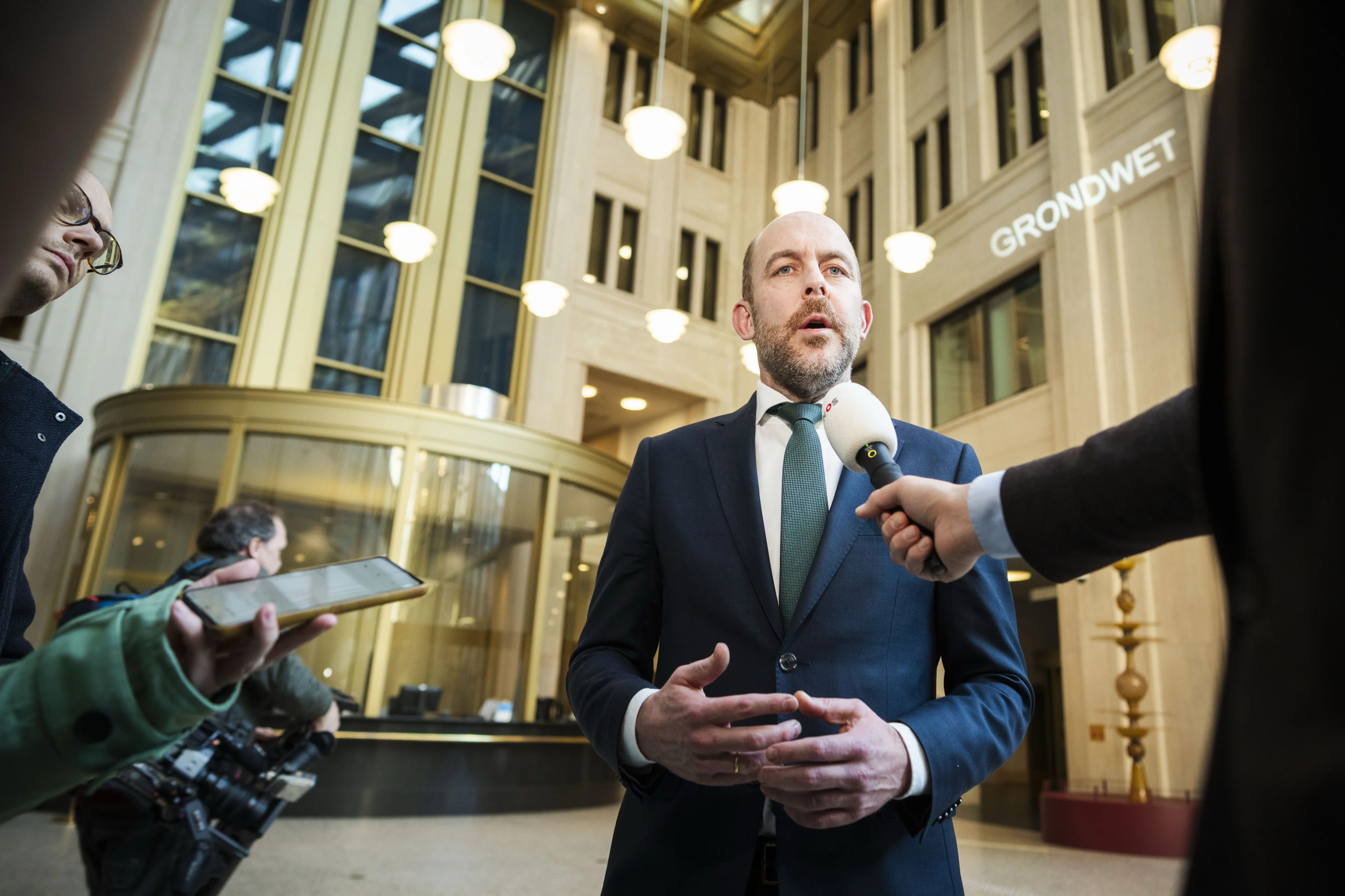 Tekort aan opvangplekken asielzoekers loopt op, minister stuurt noodbrief