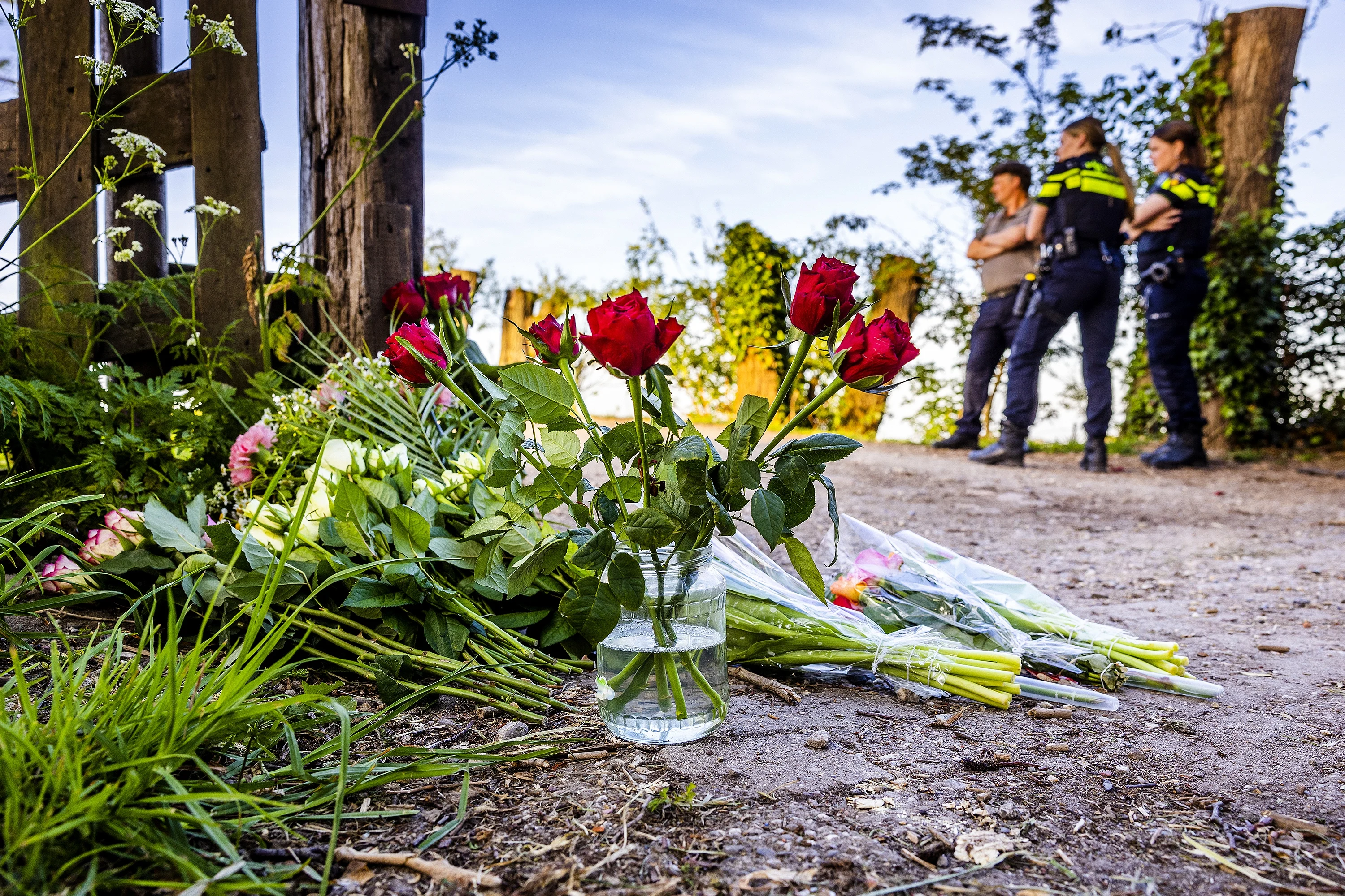 Bloemen neergelegd bij zorgboerderij Alblasserdam na fatale schietpartij
