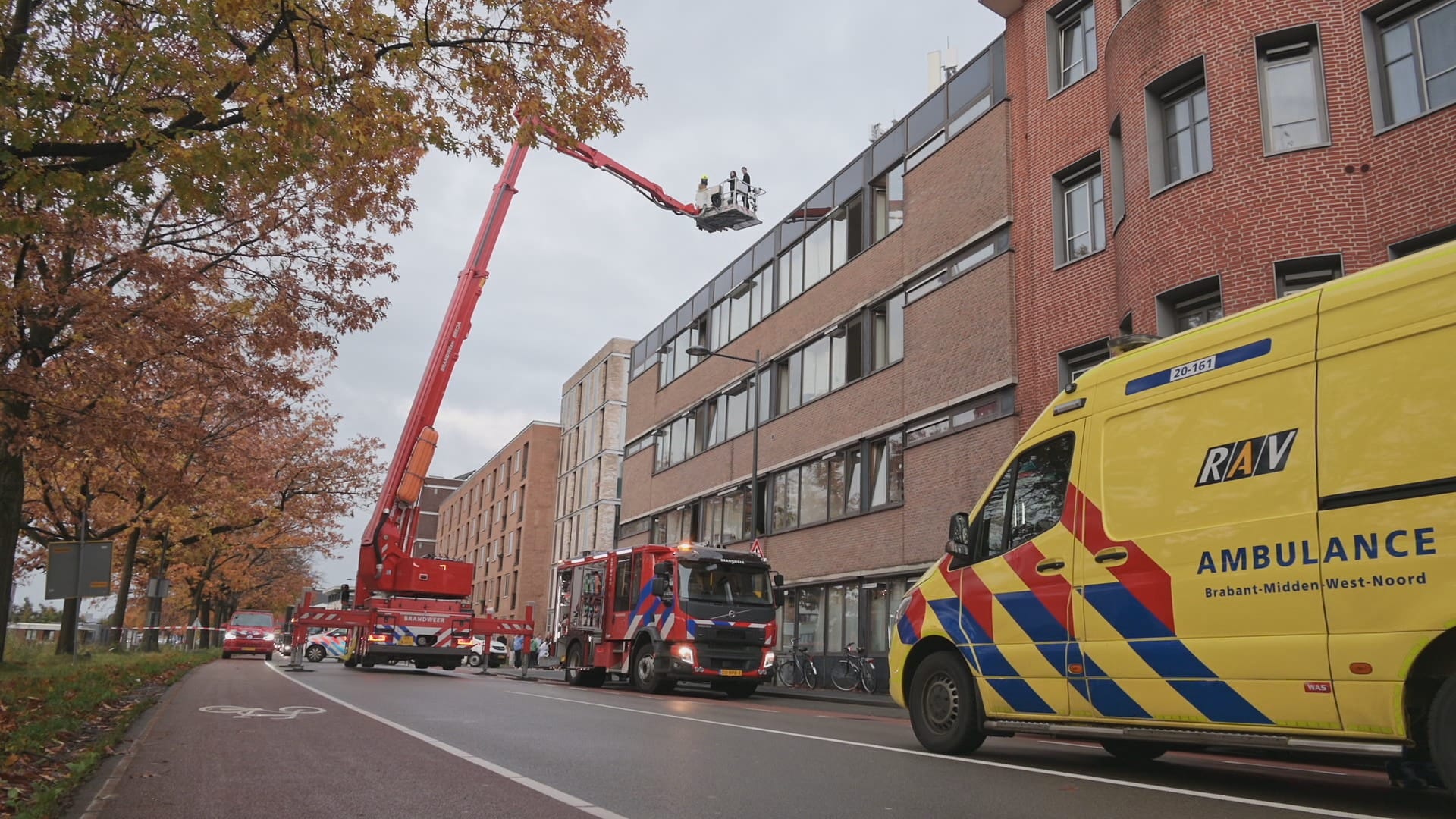 Vijftig bewoners geëvacueerd bij grote brand in Breda, vier gewonden