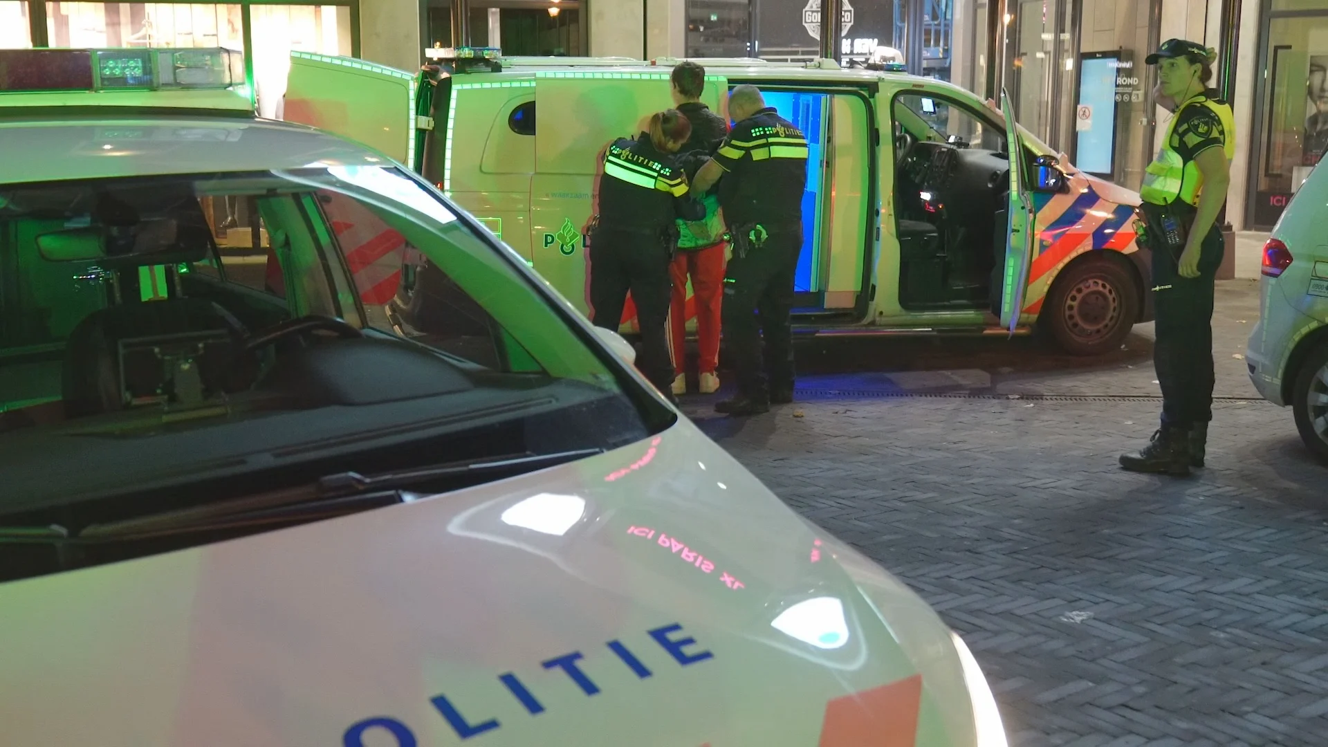 Onrust na afloop kermis Houten, jongeren bekogelen politie met stenen en straatmeubilair 