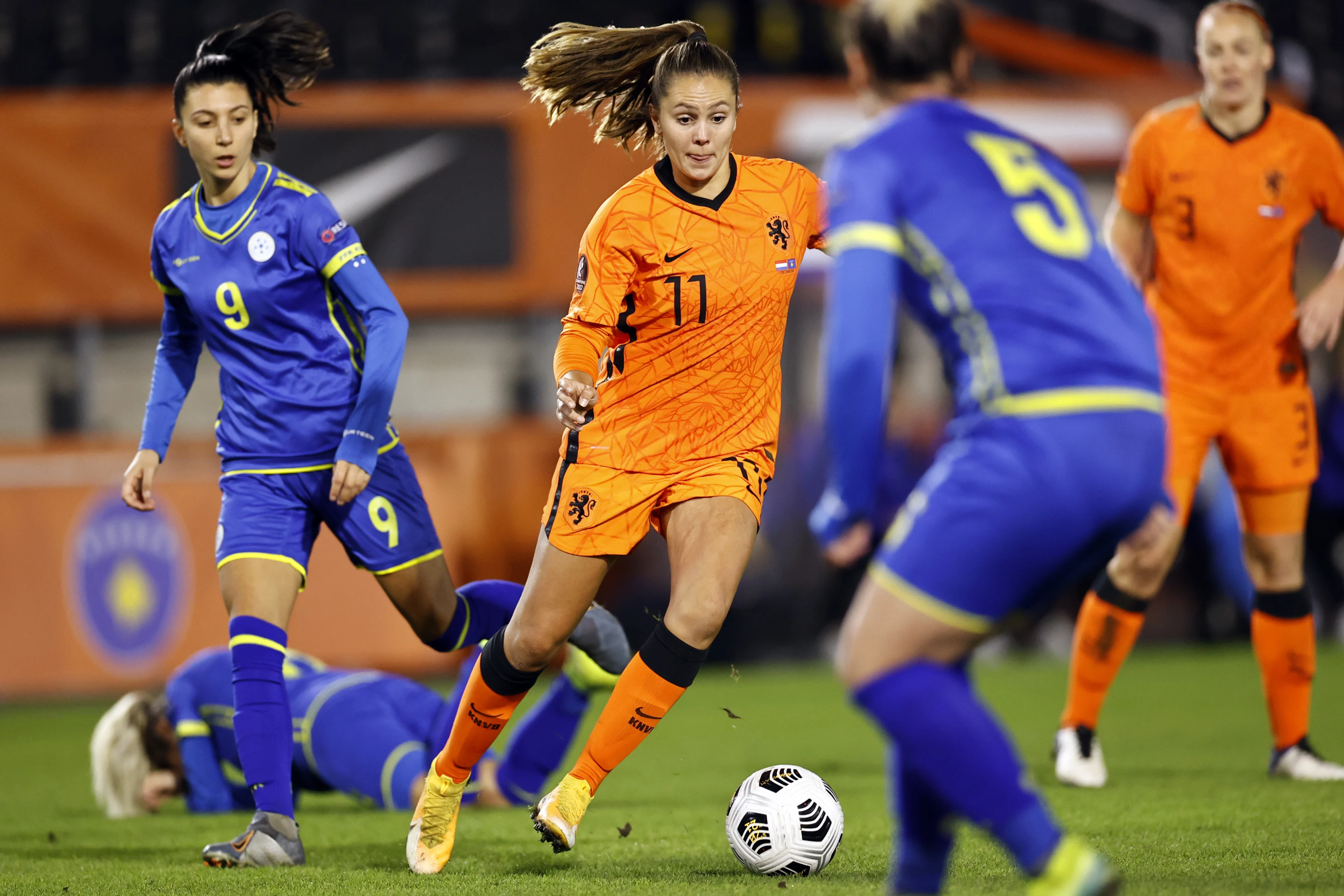 Oranjeleeuwinnen pas na de rust trefzeker tegen stug verdedigend Kosovo