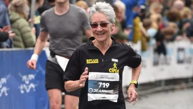 Jeannine (70) loopt wereldrecord tijdens halve marathon in Nijmegen