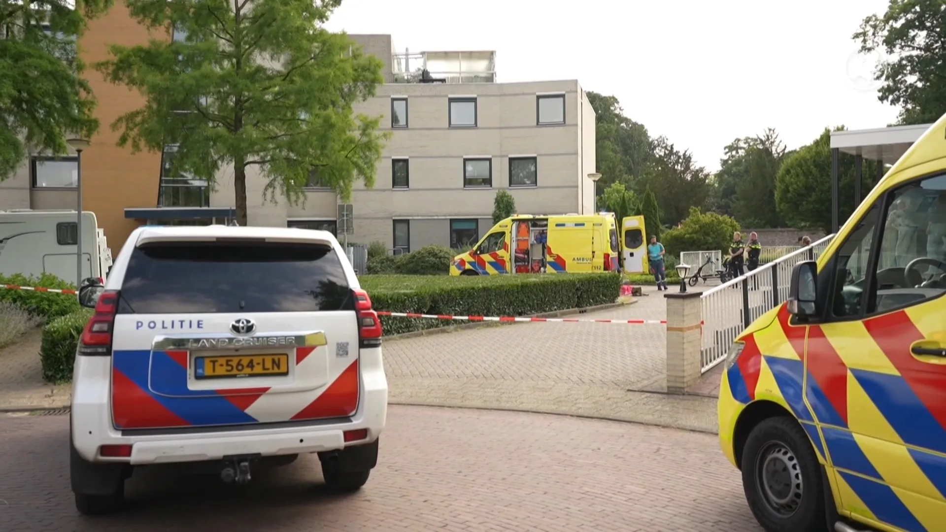 Zwaargewonde vrouw aangetroffen bij parkeergarage in Dieren