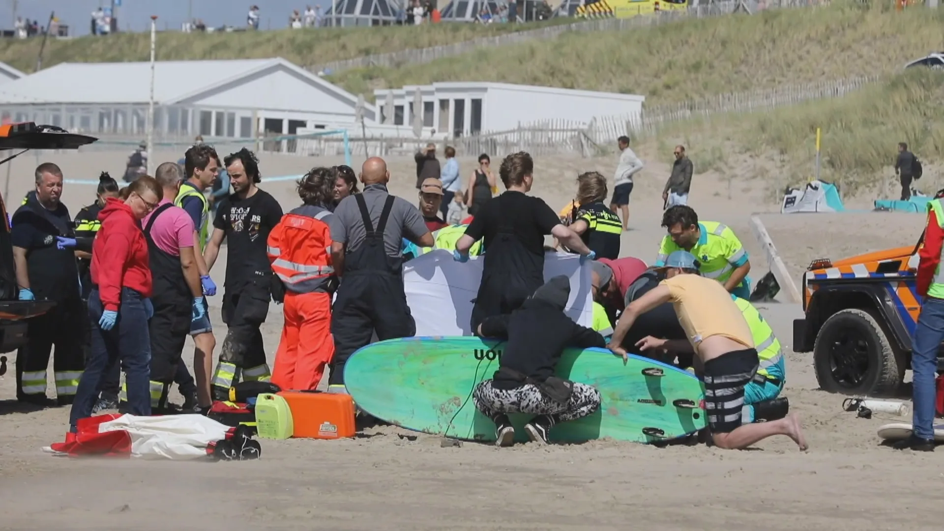 Kitesurfer stort neer op strand Zandvoort door harde wind