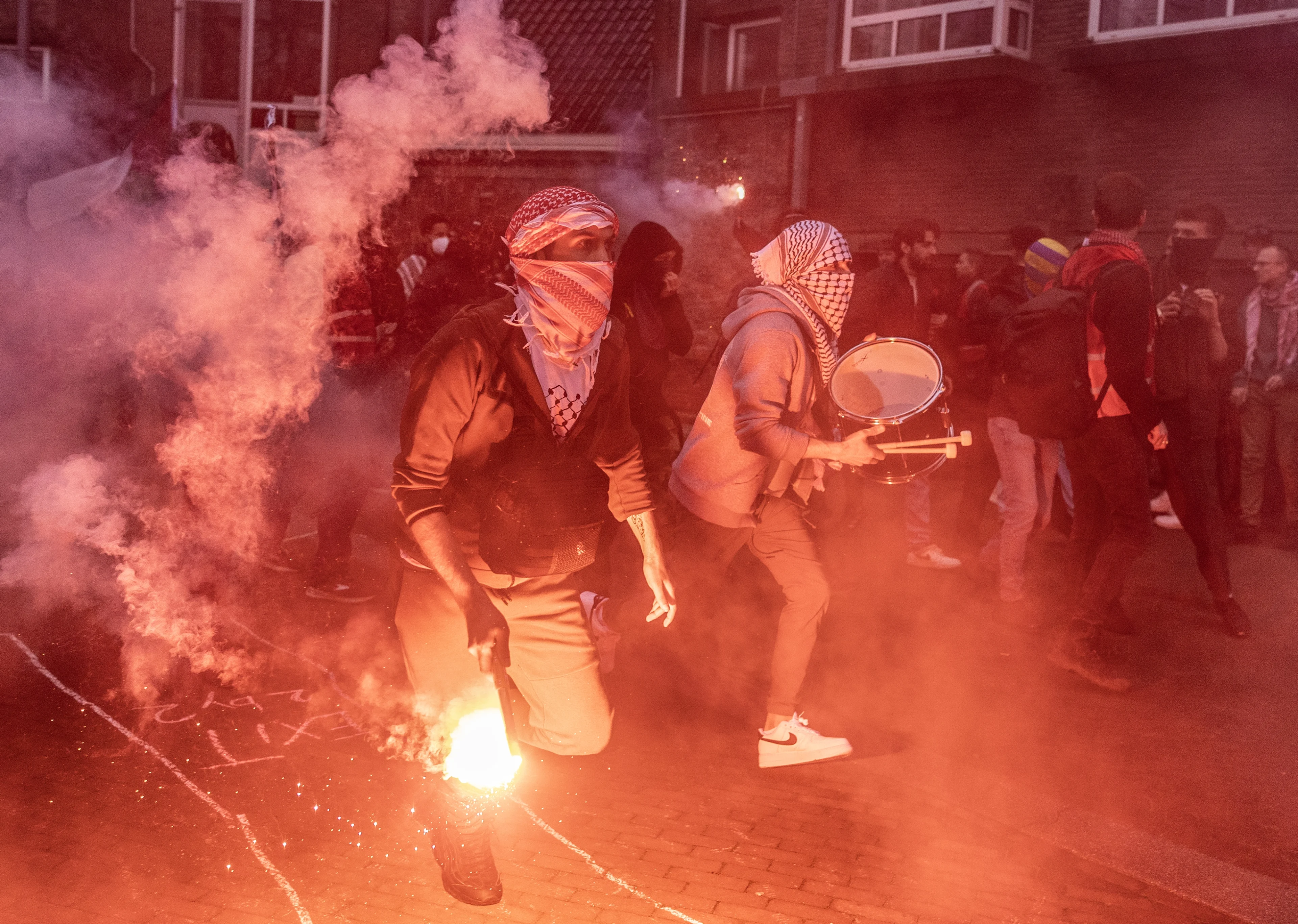 Opschudding bij pro-Palestina-protest bij tentenkamp UvA: met fakkels en vuurwerk gegooid