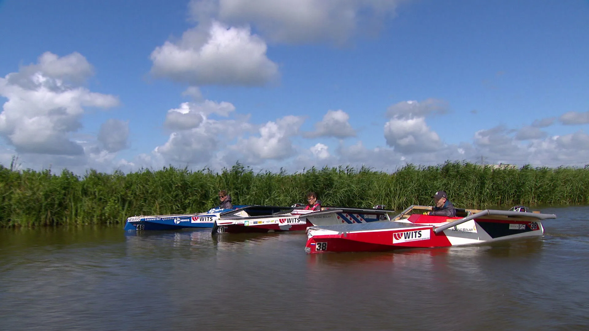 Scholieren varen Elfstedentocht met zelfgemaakte zonneboten: 'Spannend of het gaat lukken'