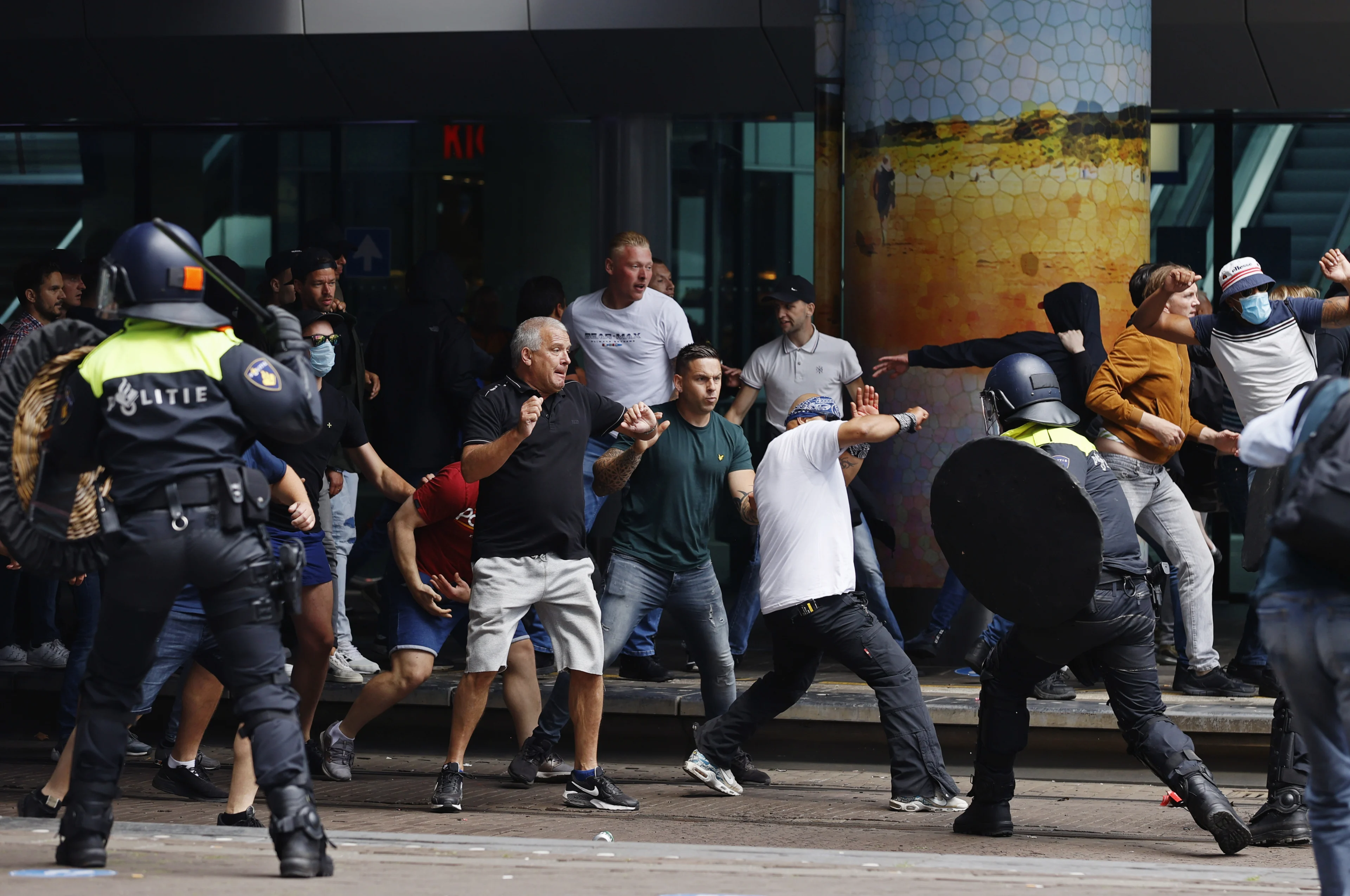 ME omsingelt actievoerders op Malieveld in Den Haag