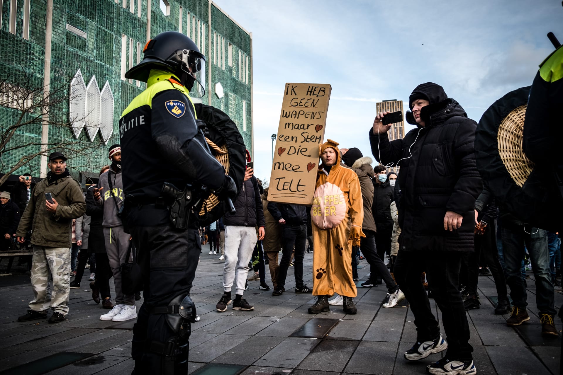 'Knuffelbeer' Robert werd het gezicht van de rellen in Eindhoven, nu ziet hij op tegen persconferentie