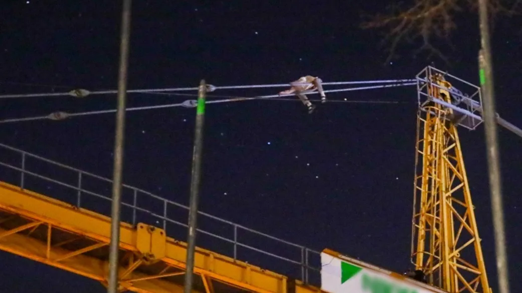 Man klimt in bouwkraan in Deventer en weigert hele nacht naar beneden te komen