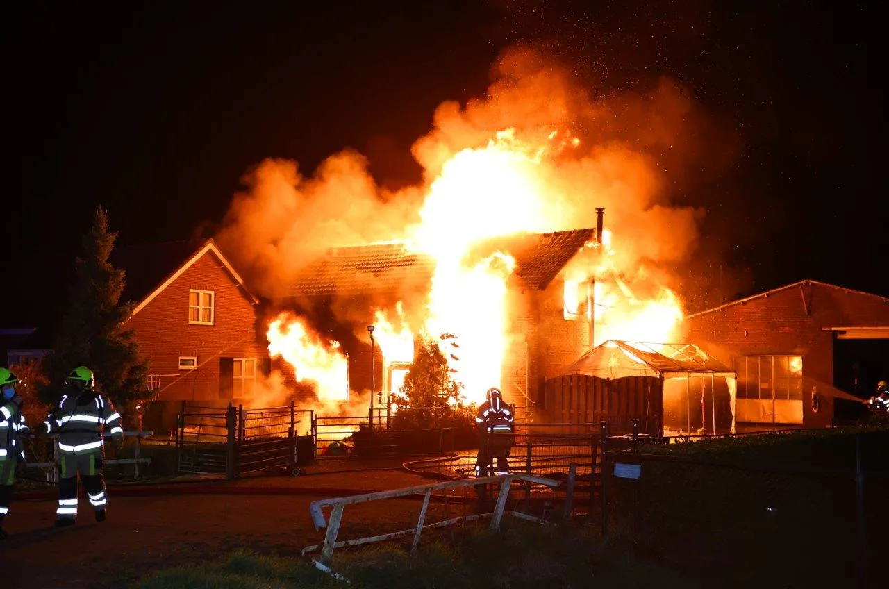 Bewoners gewond bij woningbrand in Hedel, mogelijk van sprake brandstichting