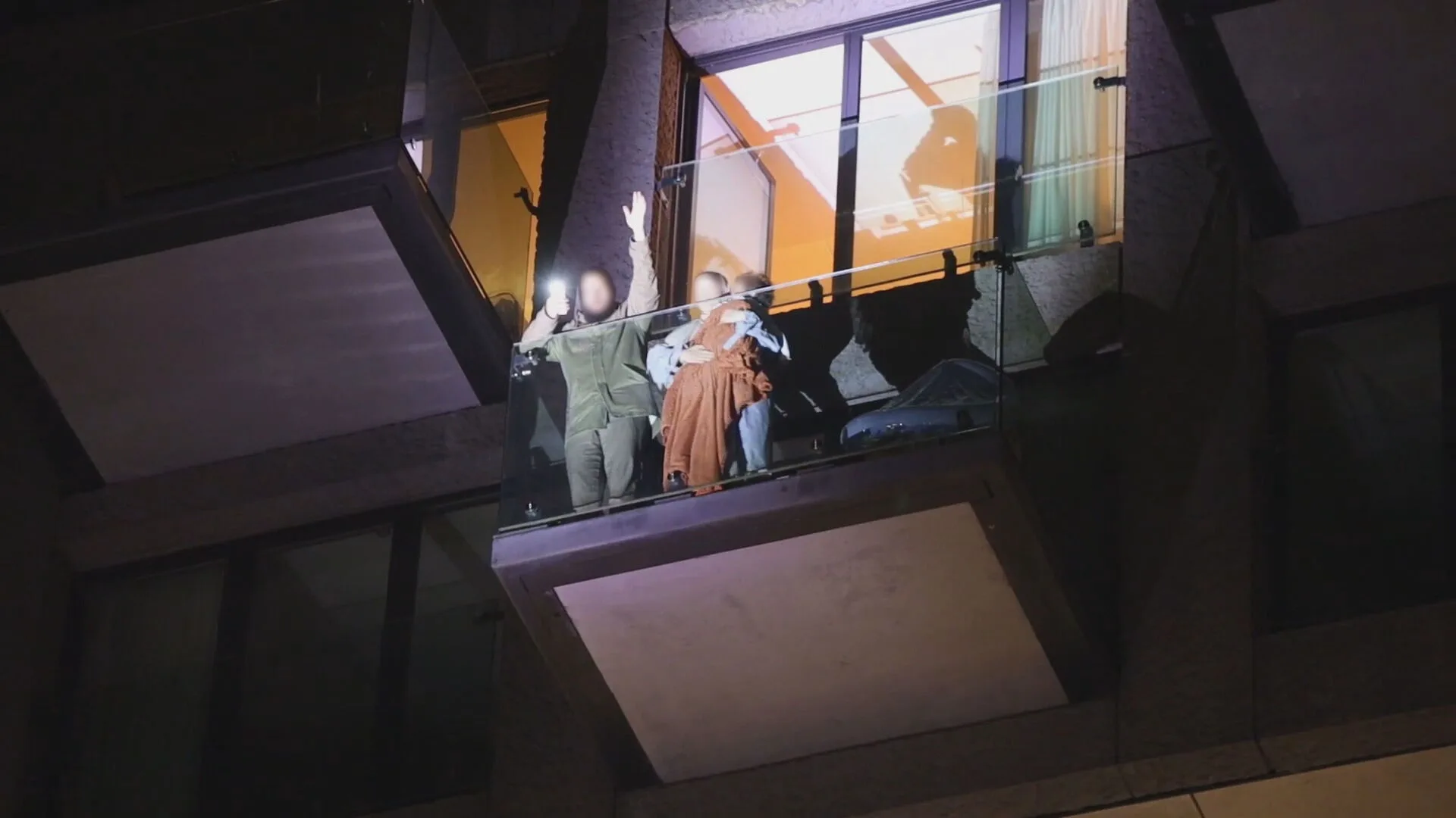 Bewoners van balkon gered na grote brand in Amsterdamse flat, kat overleden