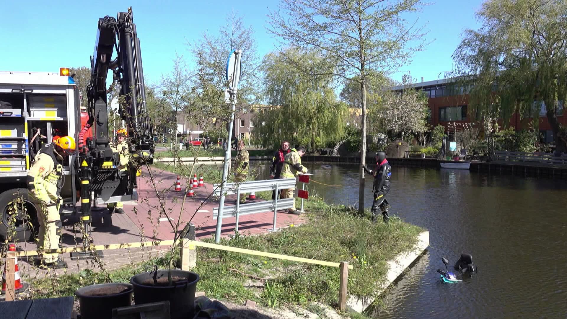 Jurriaan krijgt medaille voor het uit het water redden van 74-jarige buurvrouw