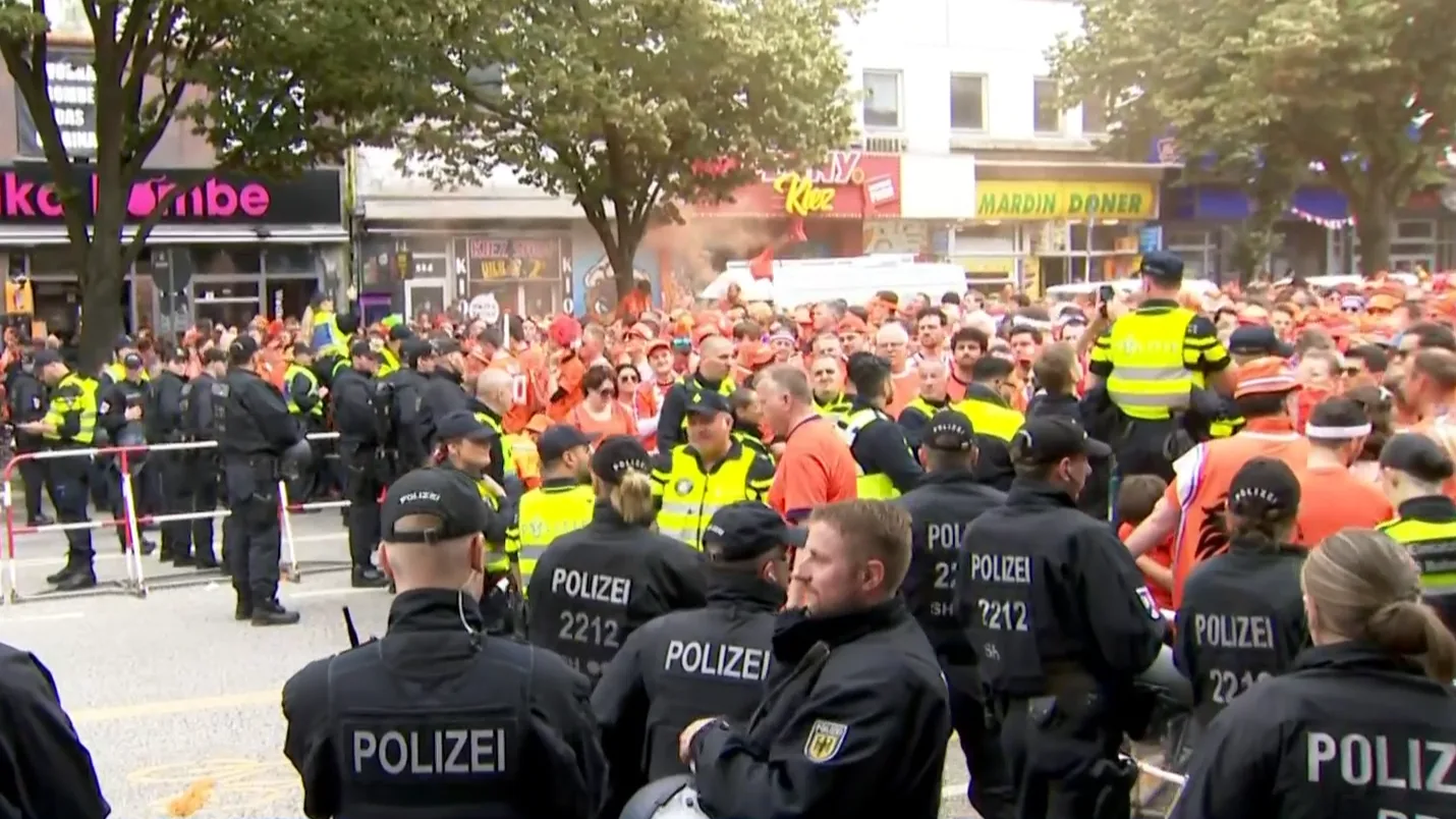 Zeer druk in Hamburg: politie houdt Oranjefans tegen na mars