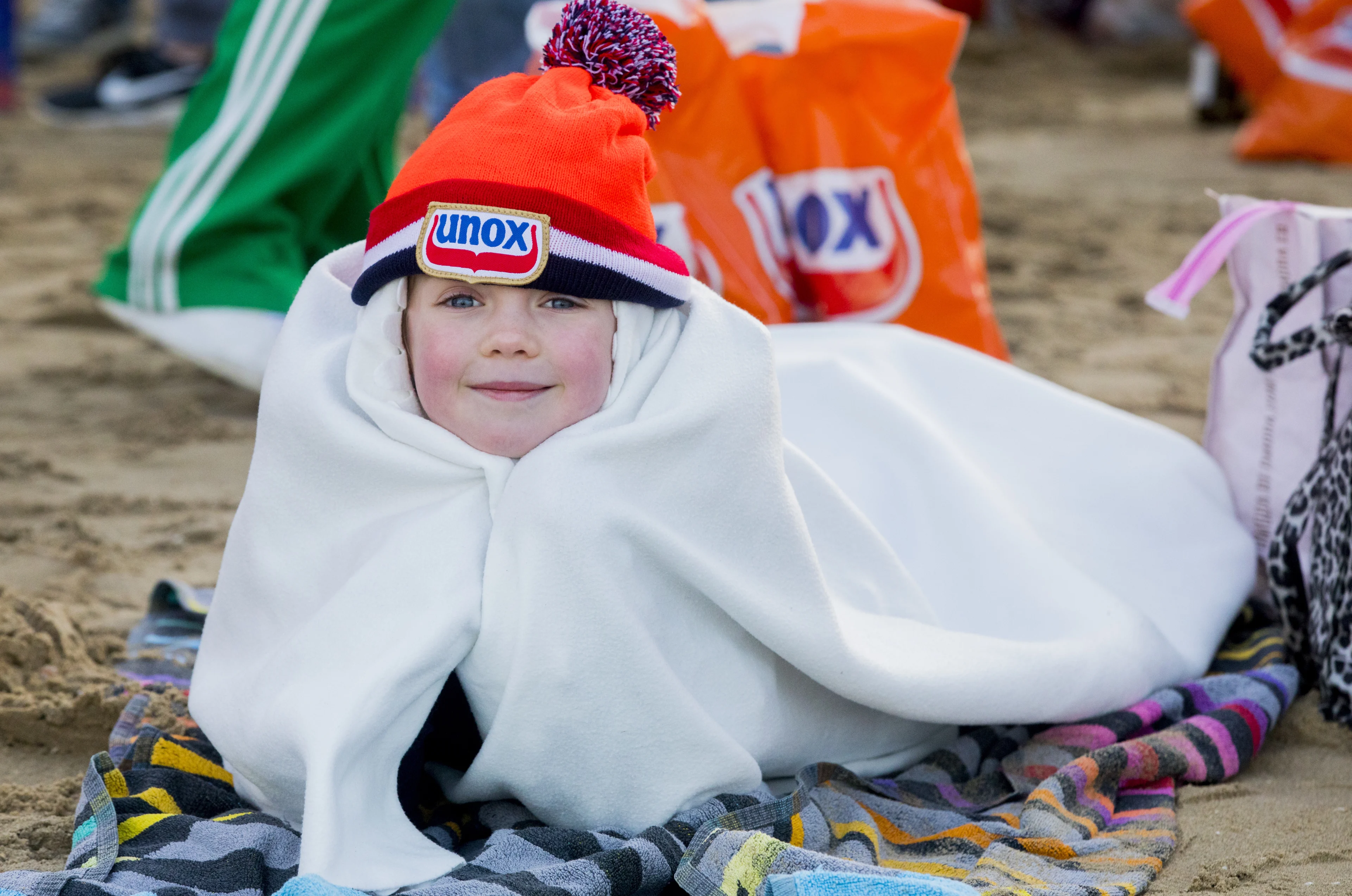 Duizenden beginnen 2020 met een Nieuwjaarsduik in Scheveningen en Egmond aan Zee
