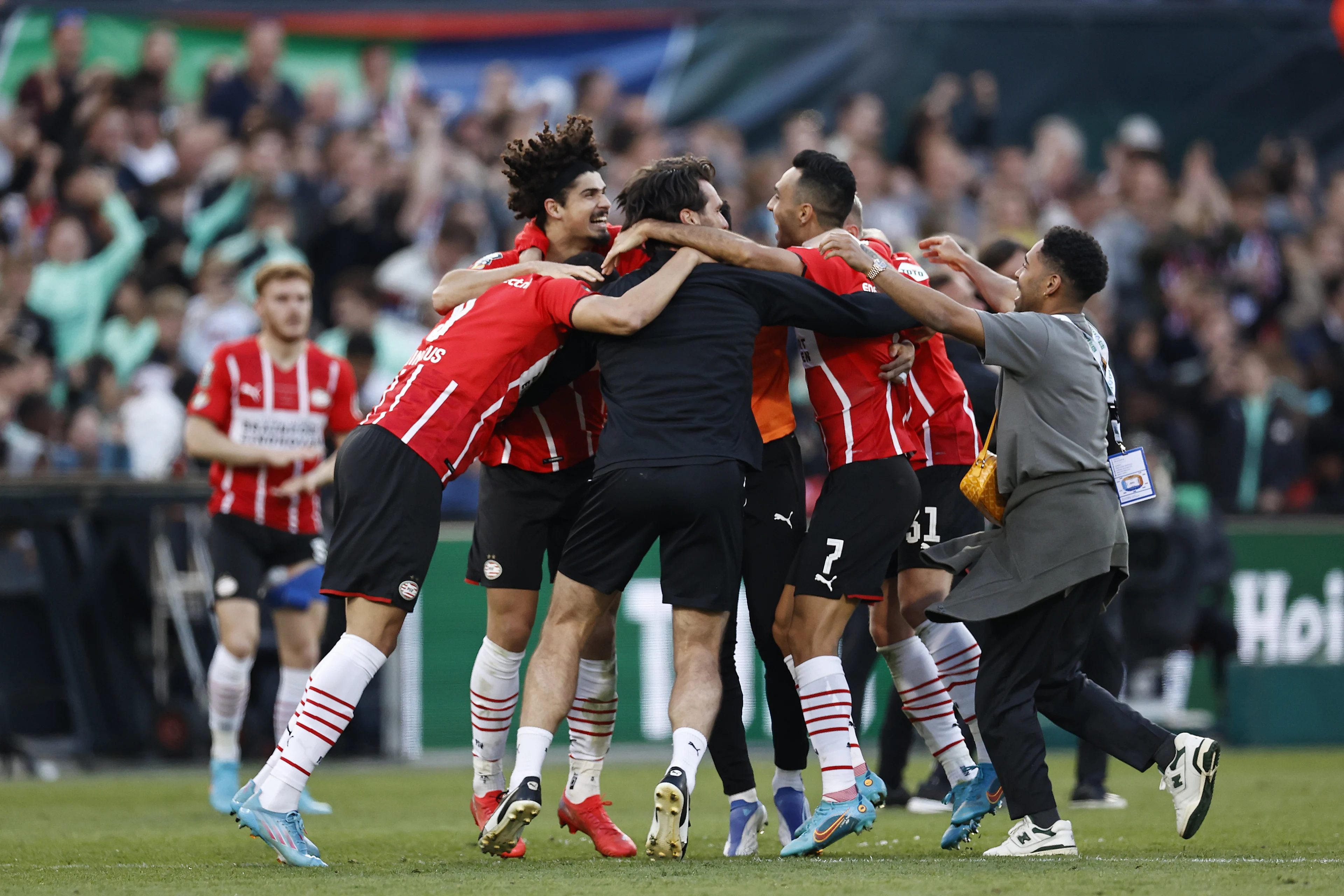 PSV wint tiende KNVB-beker na zinderende finale tegen Ajax