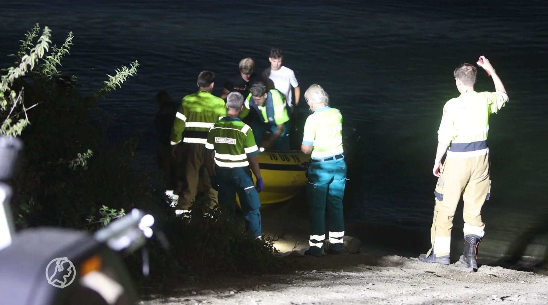 Overboord geslagen man (22) op Maas niet gevonden, vandaag nieuwe zoektocht