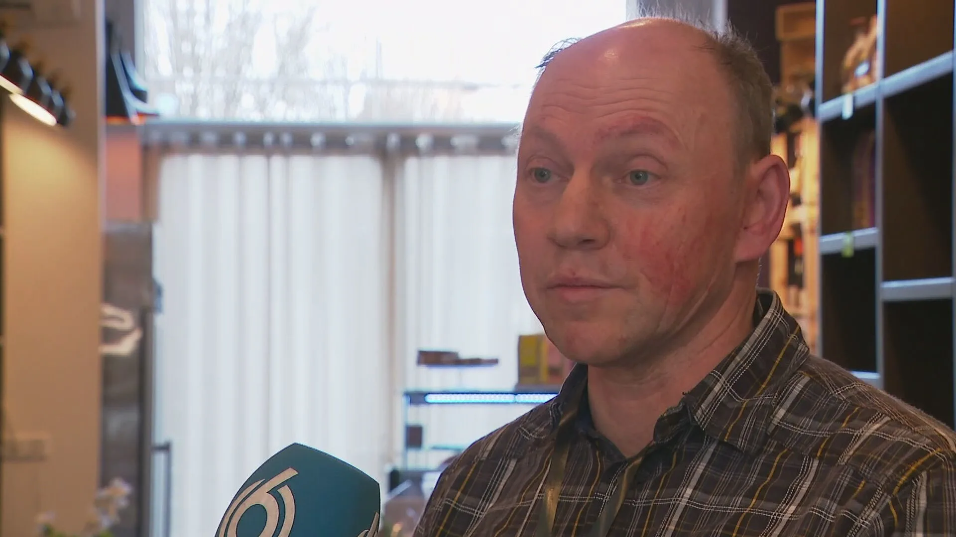 Eindhovense winkelier die geen mondkapje wilde dragen: 'Politie heeft míj zwaar mishandeld'