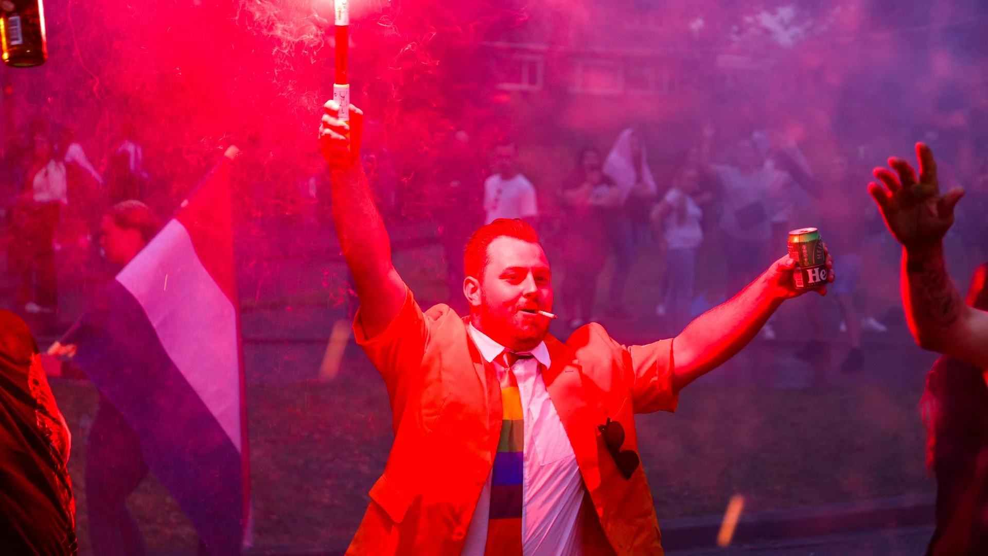 Honderden fans vieren laatste feestje op Oranjerotonde Apeldoorn