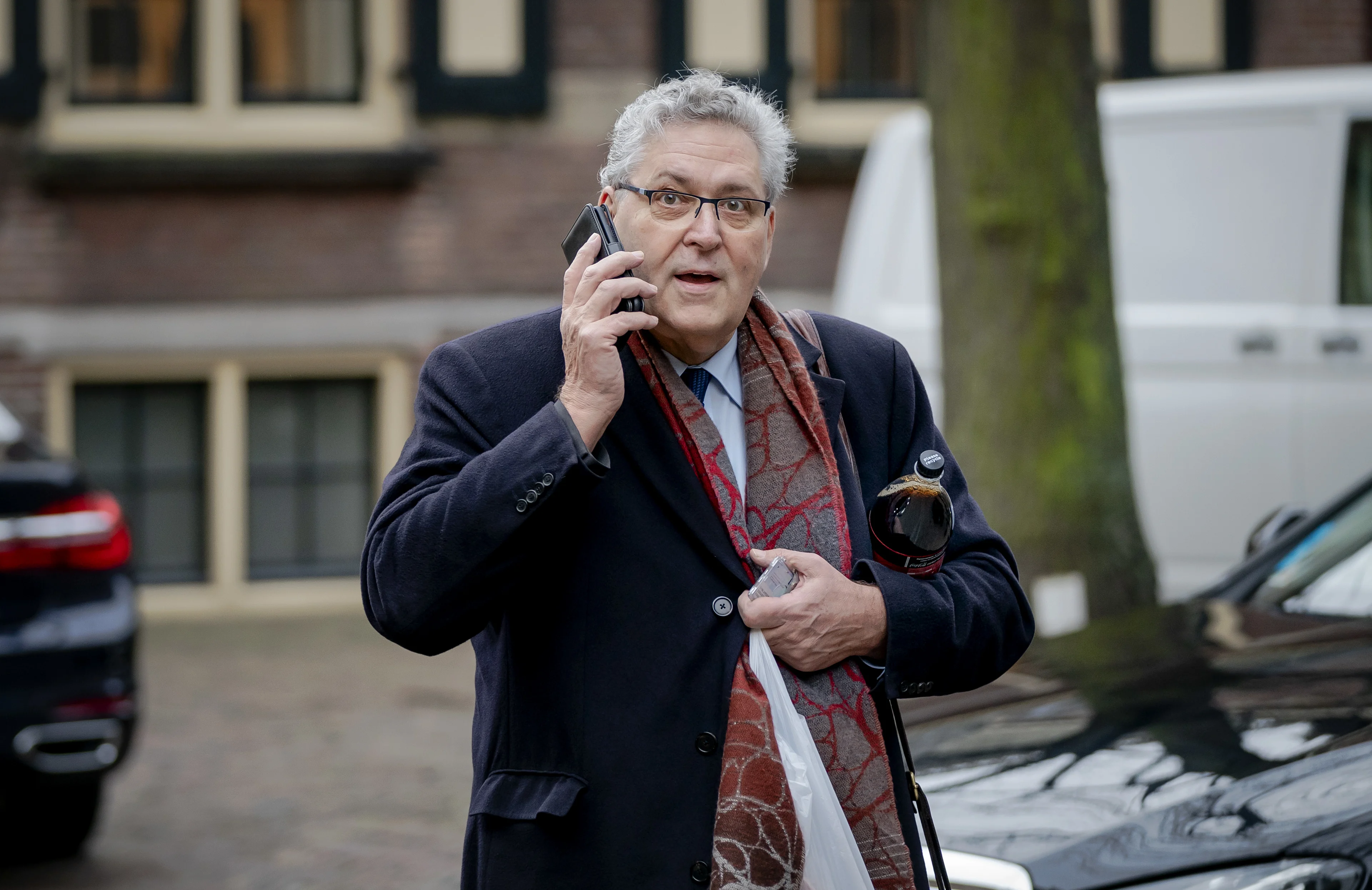 Henk Krol stapt uit B&B na seksincident: 'Meerdere heren gingen over meisje heen'