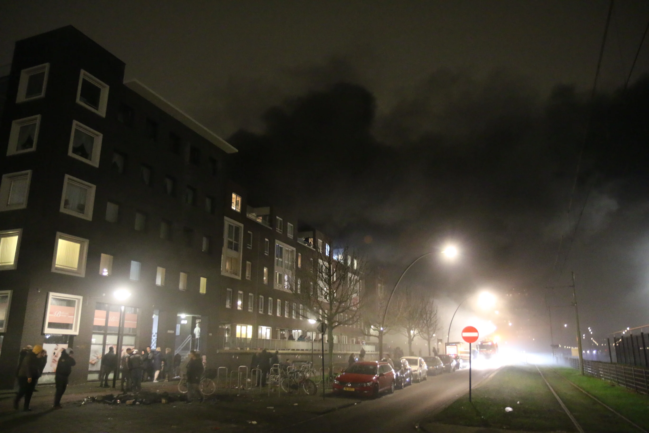 Enorme rookwolken na autobranden bij Haagse flat: twaalf gewonden