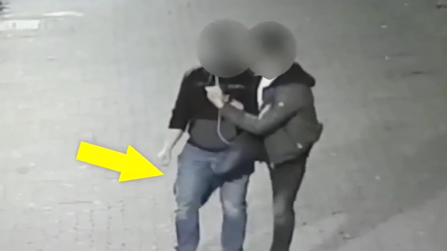 Politie waarschuwt voor voetbaltruc: met een tackle van je waardevolle spullen af