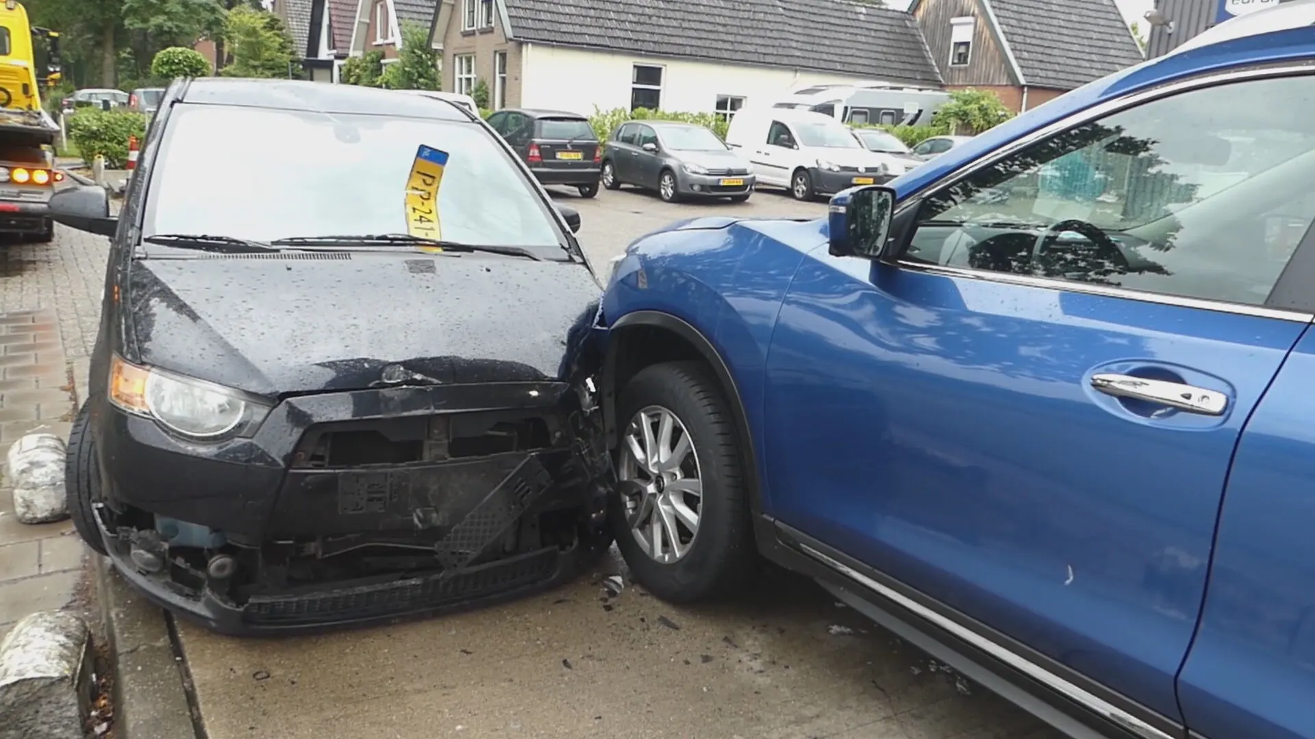 Bestuurder raakt van de weg, ramt betonblokken en rijdt bijna tankende vrouw omver