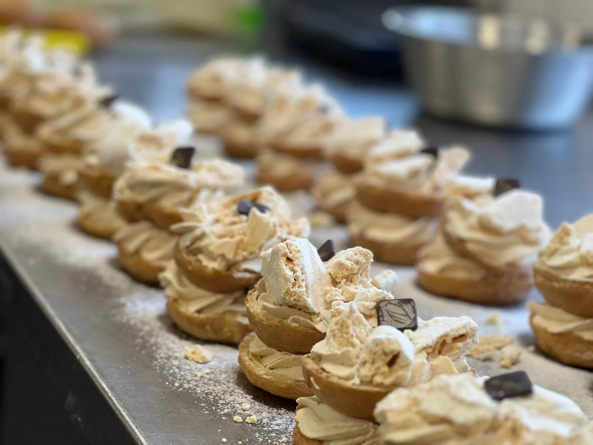 Bakker Tijs verkoopt 'gevallen kabinetjes': instabiele soes met zure en bittere nasmaak