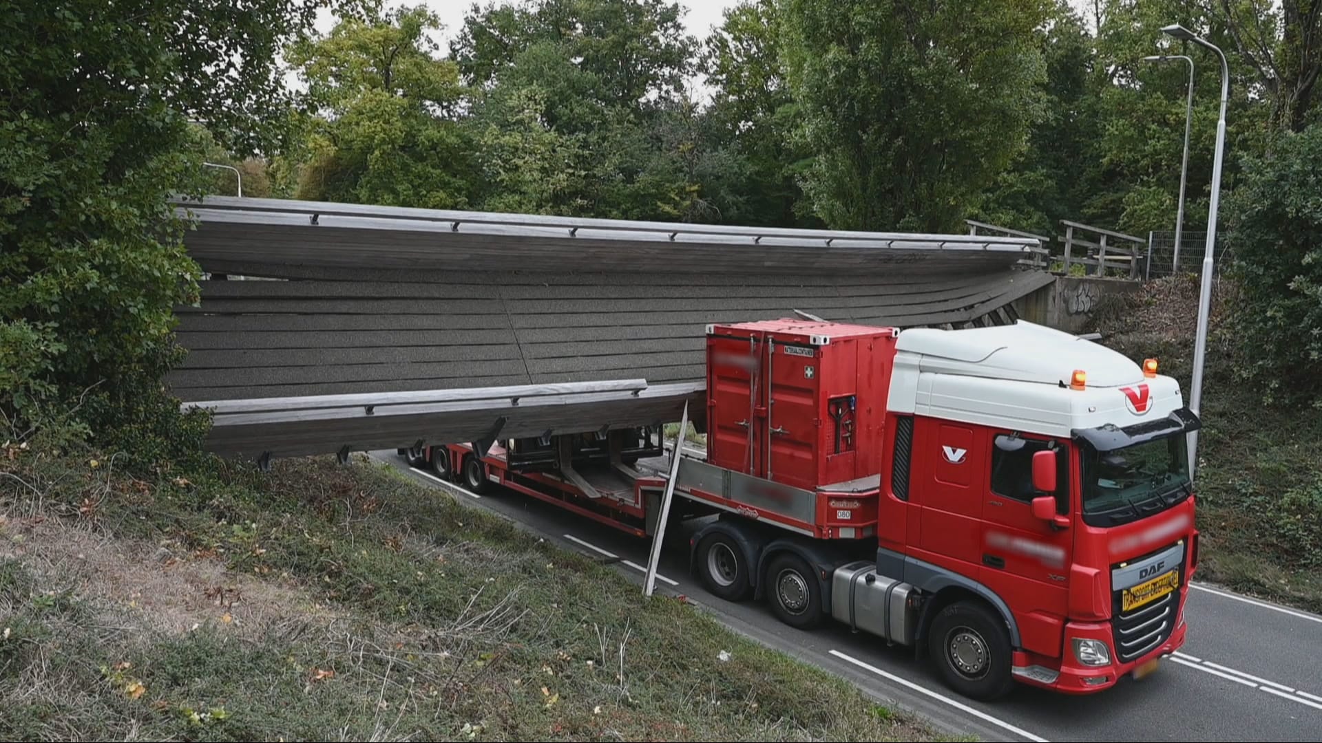 Loopbrug ingestort na botsing met vrachtwagen, voetganger bekneld