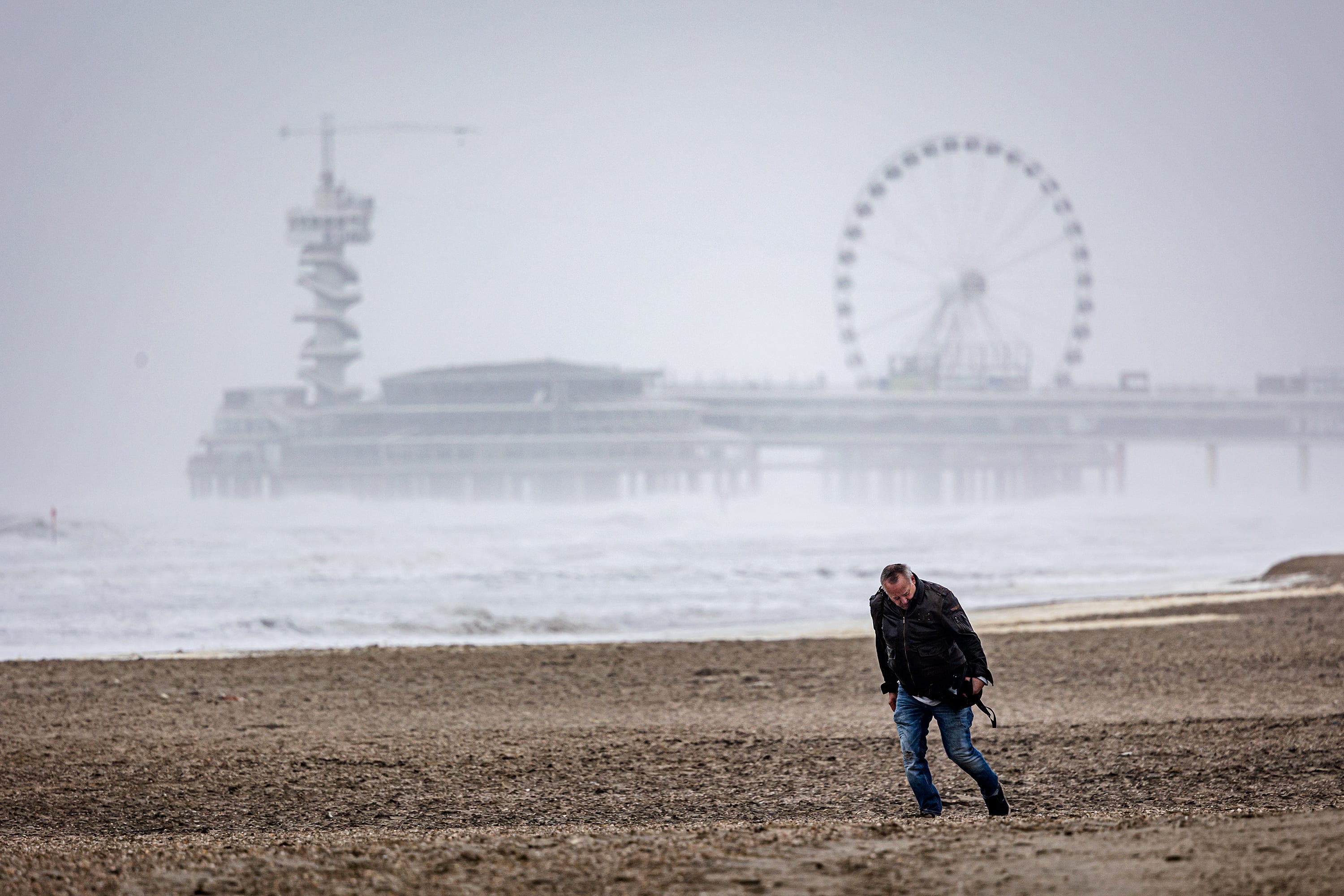 KNMI waarschuwt voor storm Aitor: waar en hoe laat barst het onstuimige weer los?