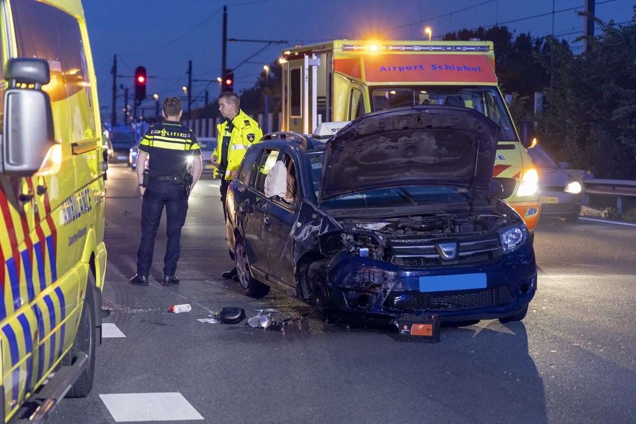 Man overleden nadat taxi over de kop slaat op A4 bij Badhoevedorp