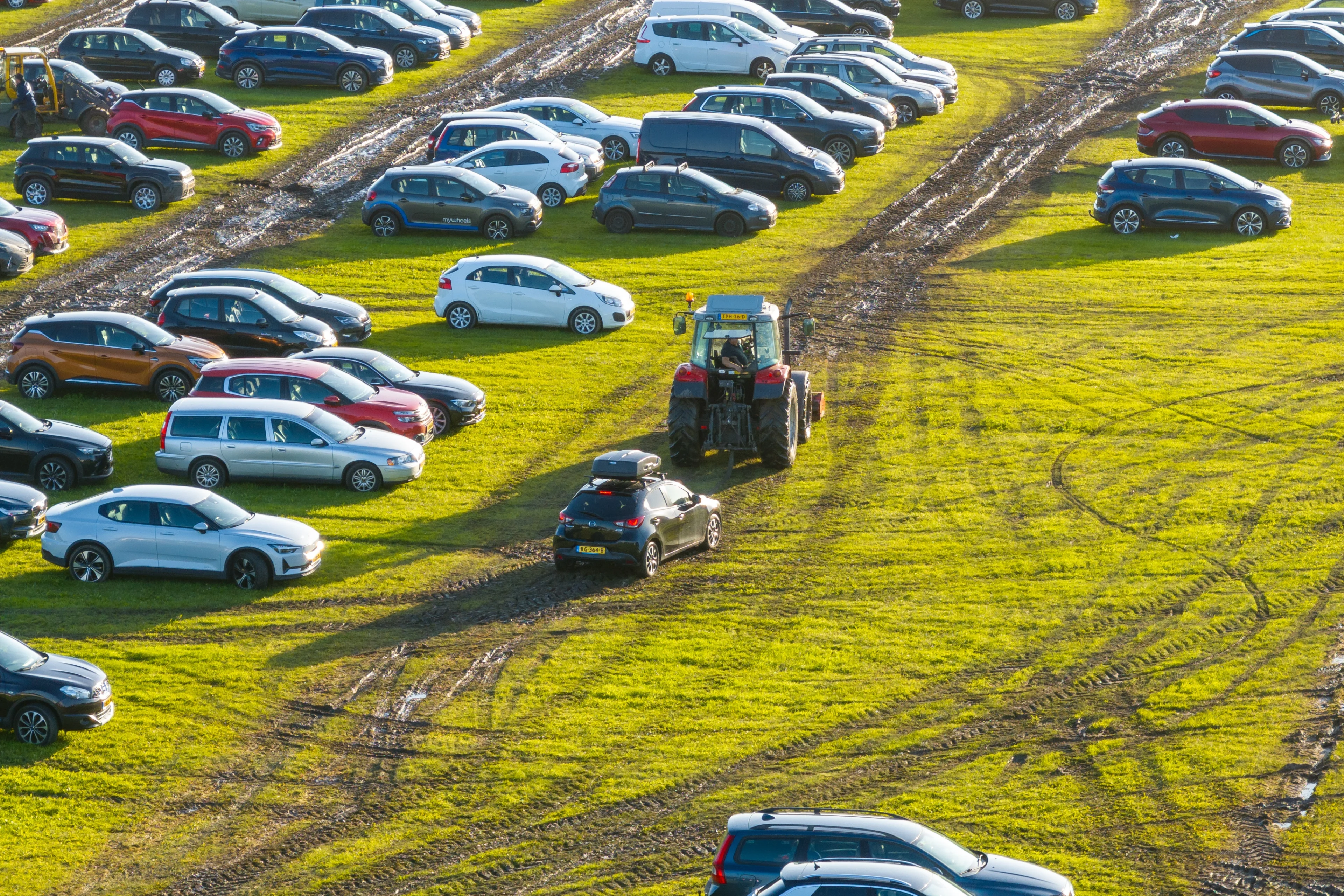 Trekkers trekken maandag opnieuw auto's uit de modder in Harlingen