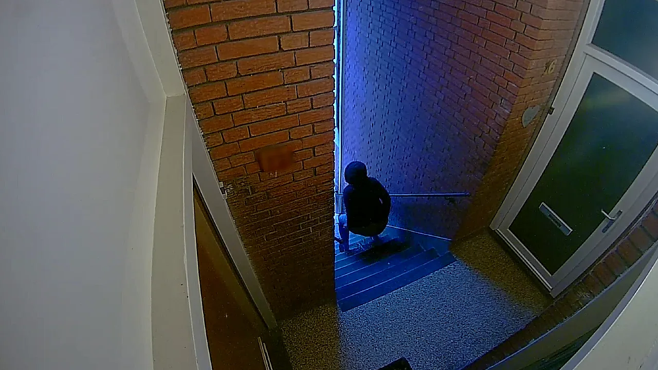 Ilona legt vrouwelijke portiekplasser vast op camera: 'Laakkwartier is asociale buurt geworden'