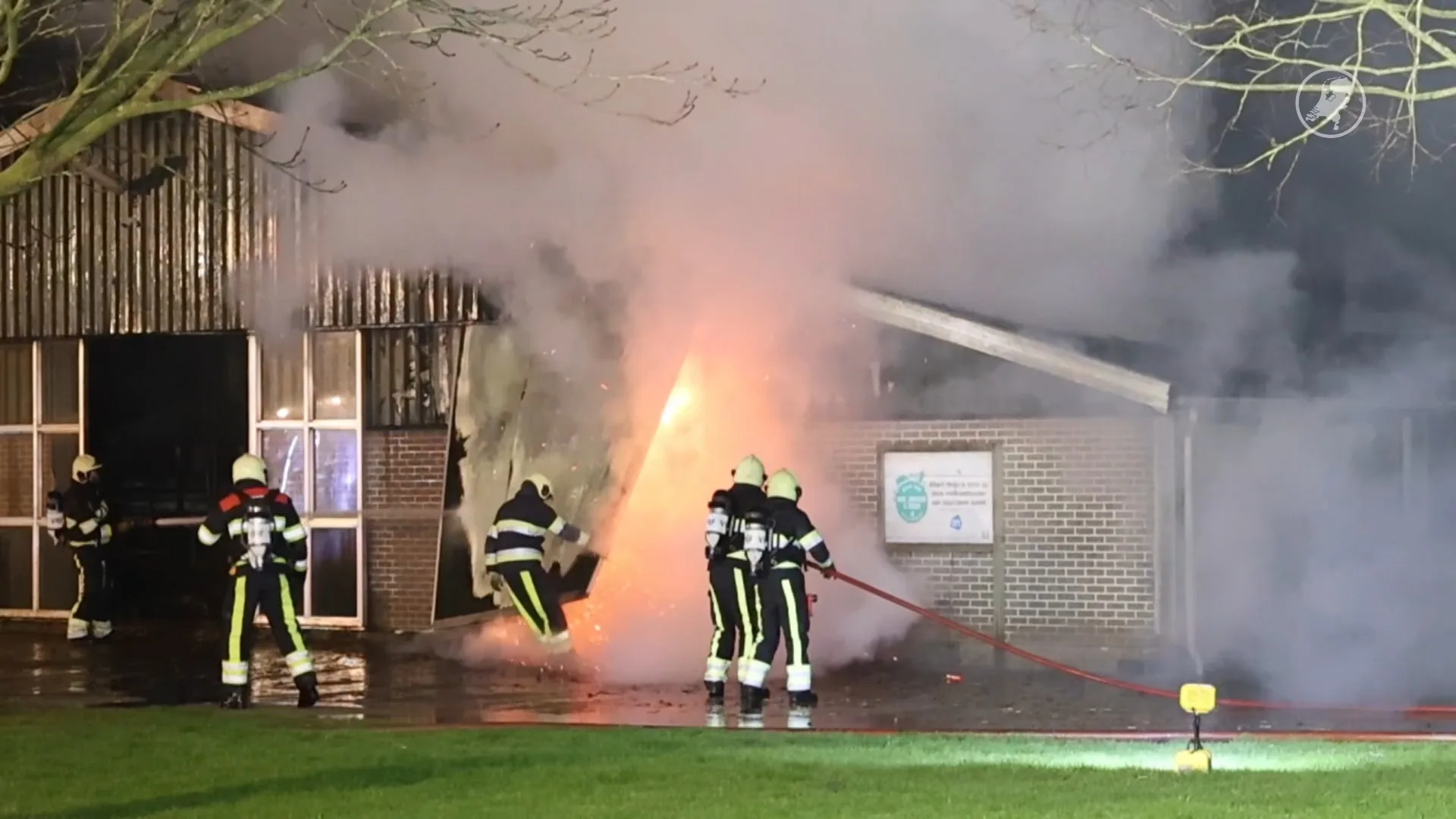 Grote brand in stal Aldeboarn, honderden koeien geëvacueerd