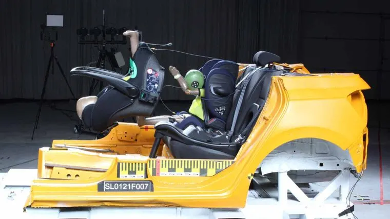 Consumentenbond waarschuwt voor babyzitje dat door auto kan vliegen