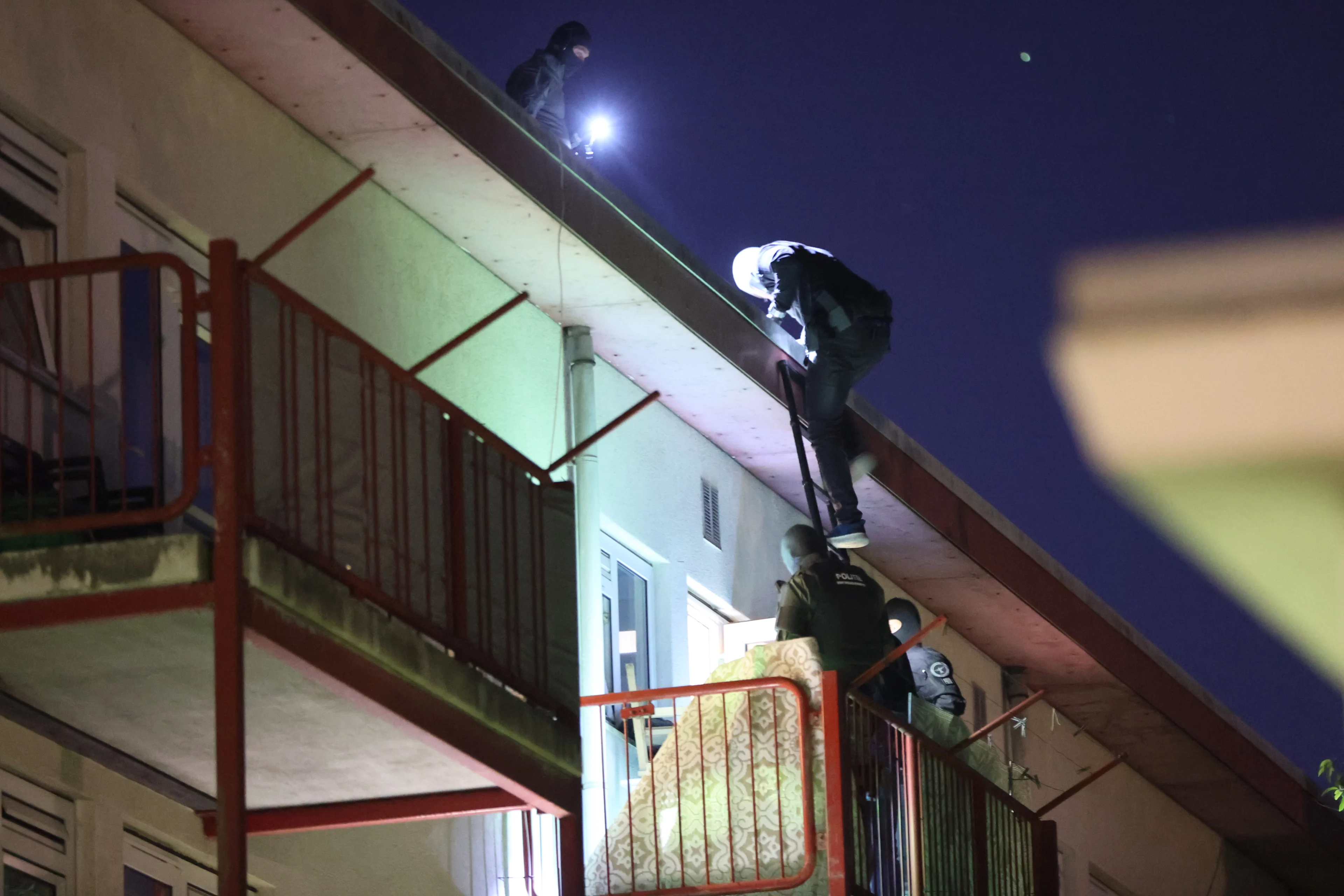 Vrouw springt van driehoog uit raam na mishandeling door vriend