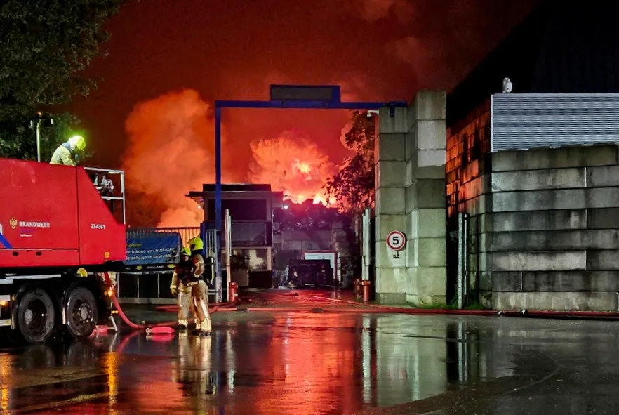 Brand bij Limburgse metaalafvalverwerker: 'Sluit ramen en deuren'