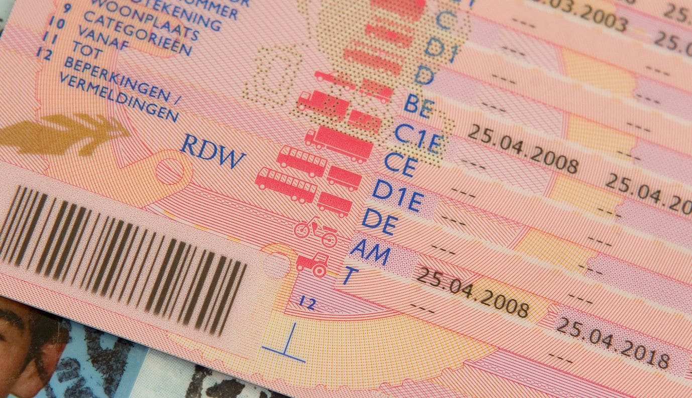 Domkop zonder rijbewijs gaat met auto naar afspraak op politiebureau