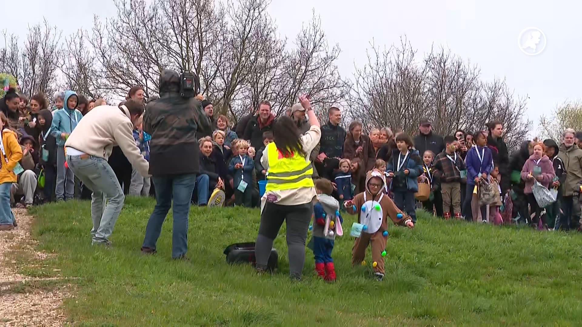 Honderden kinderen zoeken naar duizenden paaseieren in Arnhem