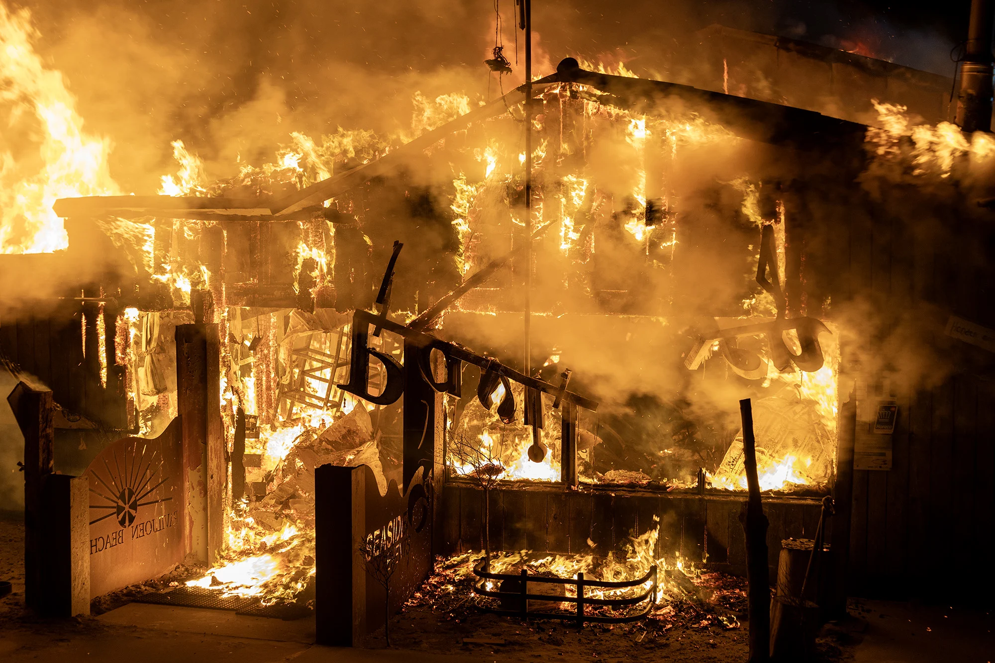 Grote brand verwoest strandtent Beach Inn IJmuiden