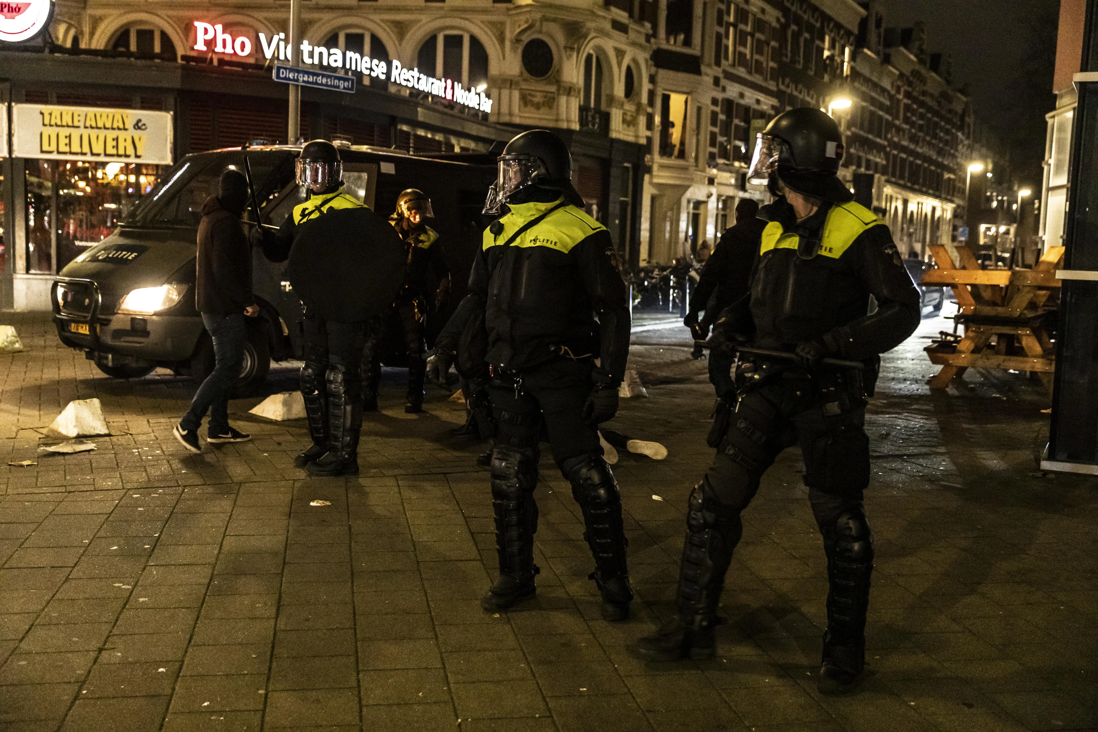 ME voert charges uit in Rotterdam na verloren finale Feyenoord