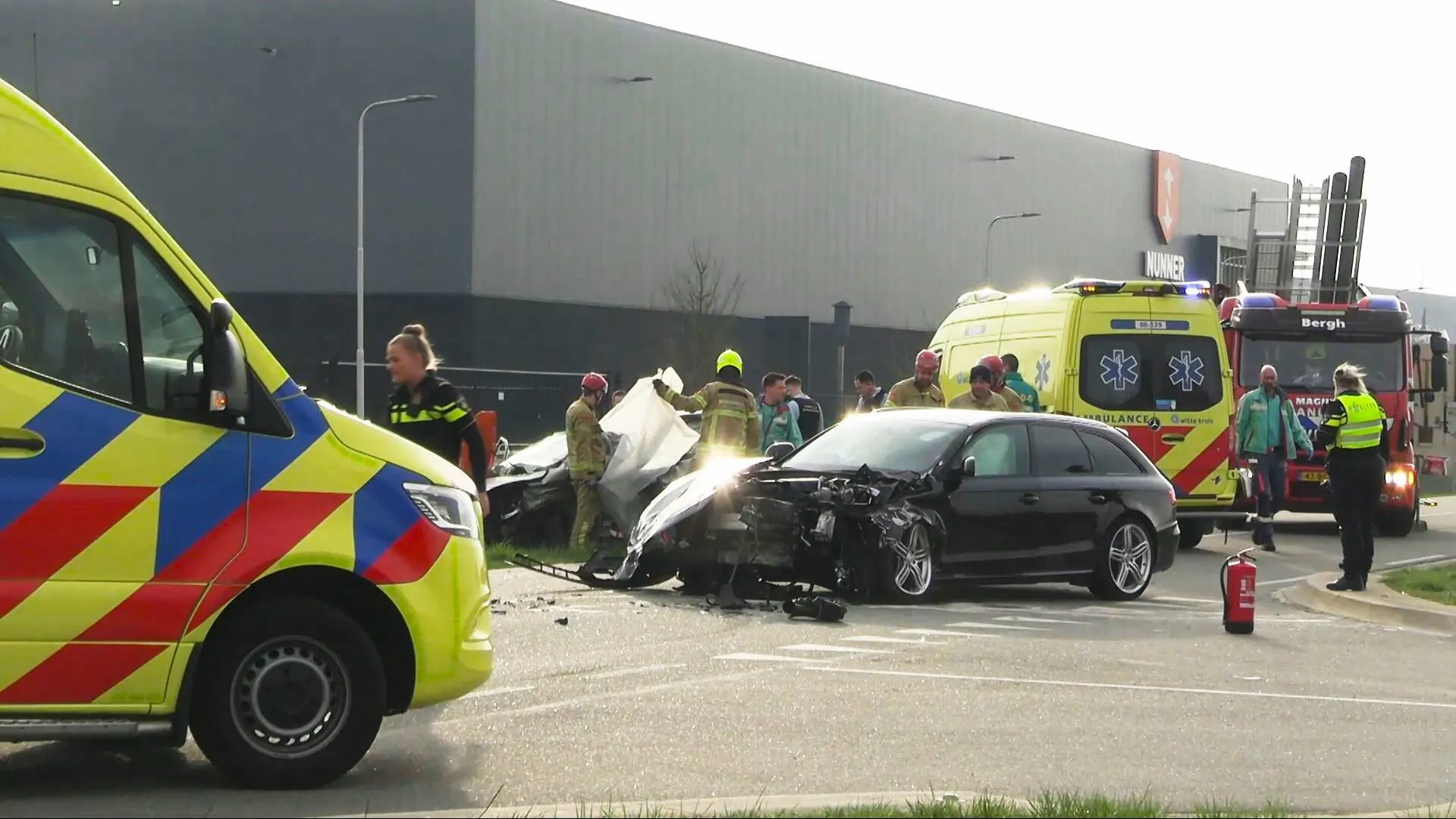 Twee mensen overleden bij heftige botsing tussen twee auto's op N816